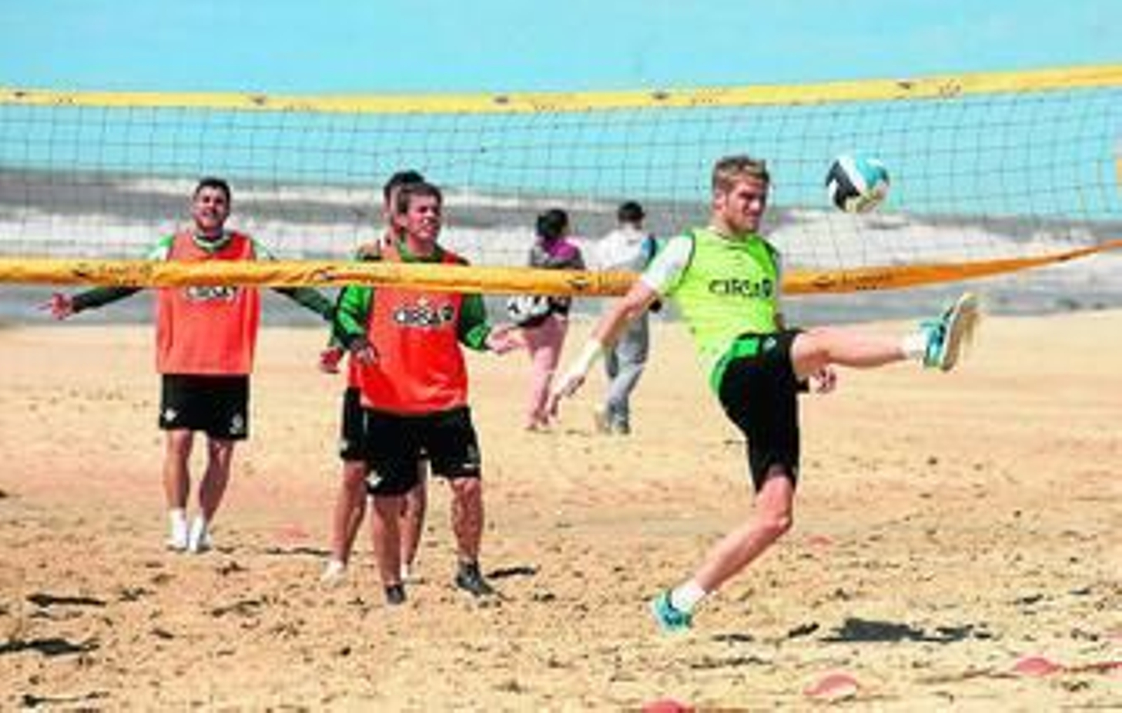 Perquis se dispone a golpear el balón, ayer en Matalascañas.