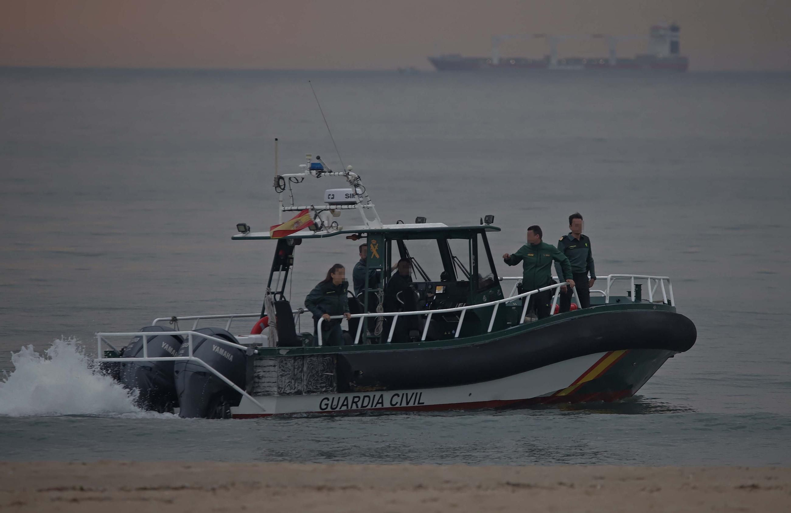 Fotos de la embarcación varada en la playa de Getares en Algeciras