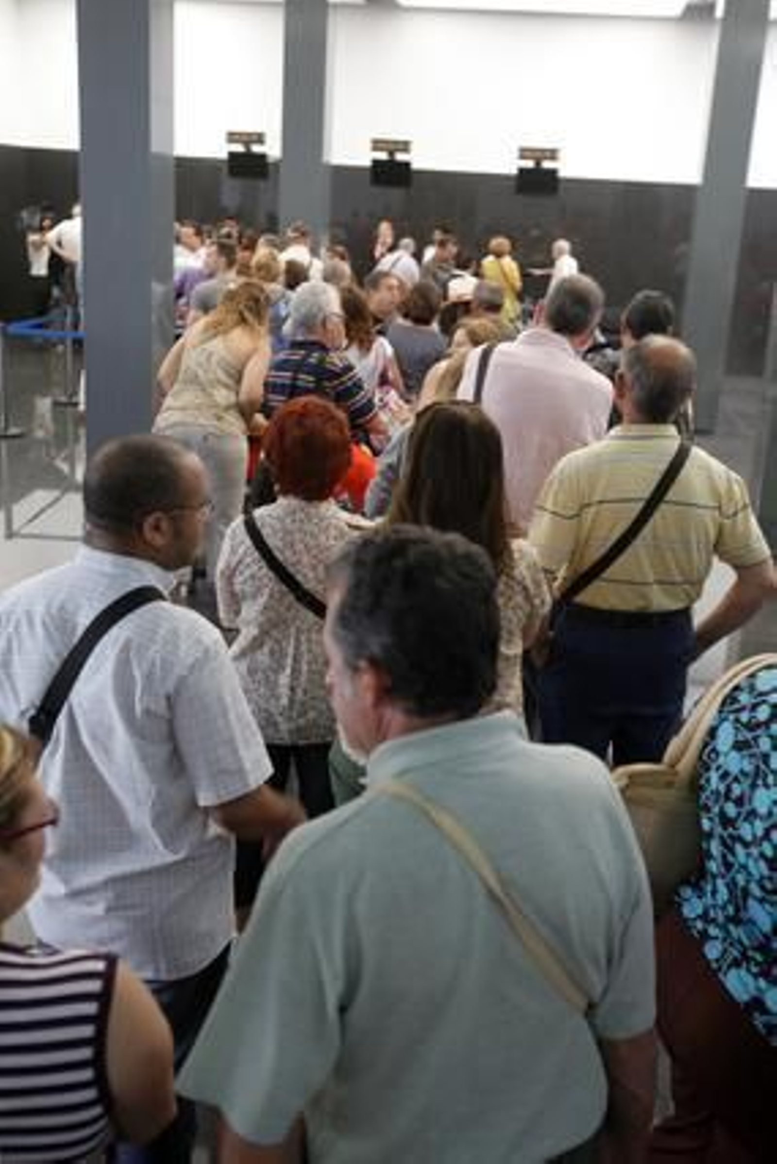 El muelle de Cádiz se estrena como puerto base e inaugura su nueva terminal de pasajeros con la salida del ´Grand Voyager´. 

Foto: Jesus Marin