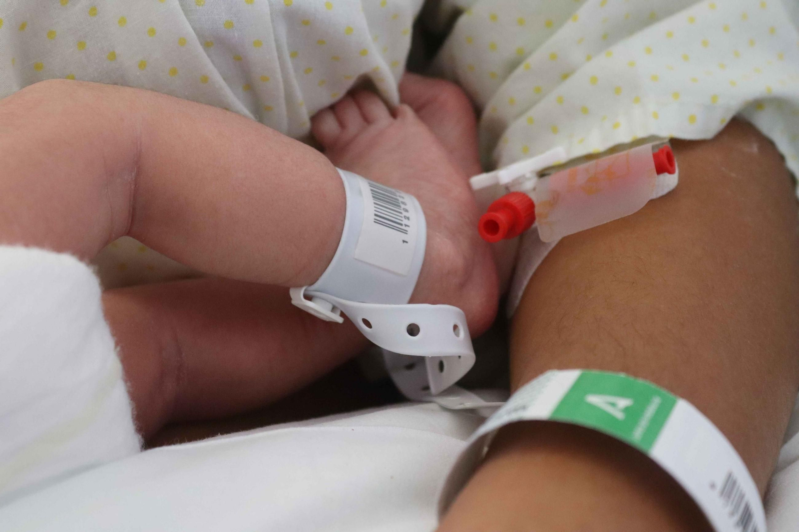Un bebé recién nacido en un centro hospitalario.