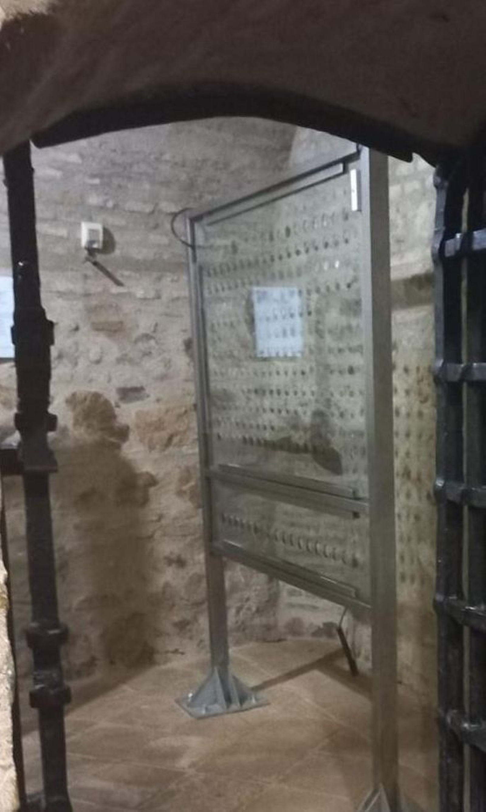 Colección de monedas instalada en el castillo.