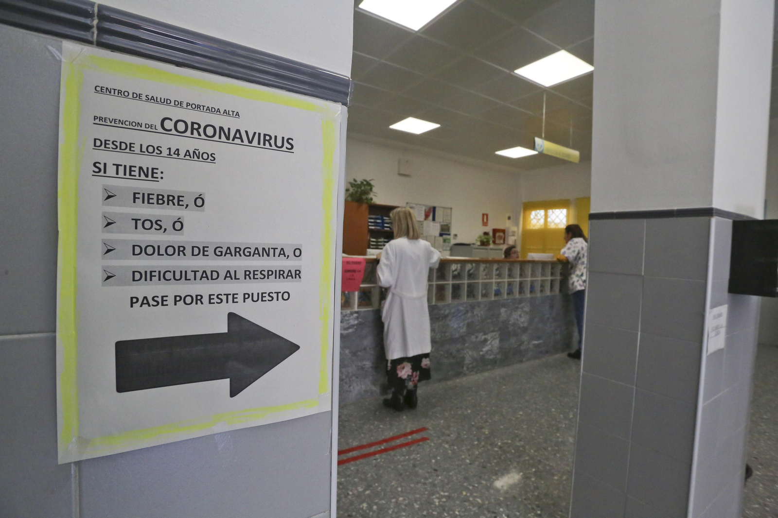 Un cartel sobre el coronavirus en un centro de salud de Málaga.