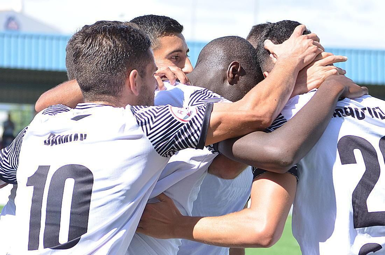 Jugadores del Vélez CF se abrazan.