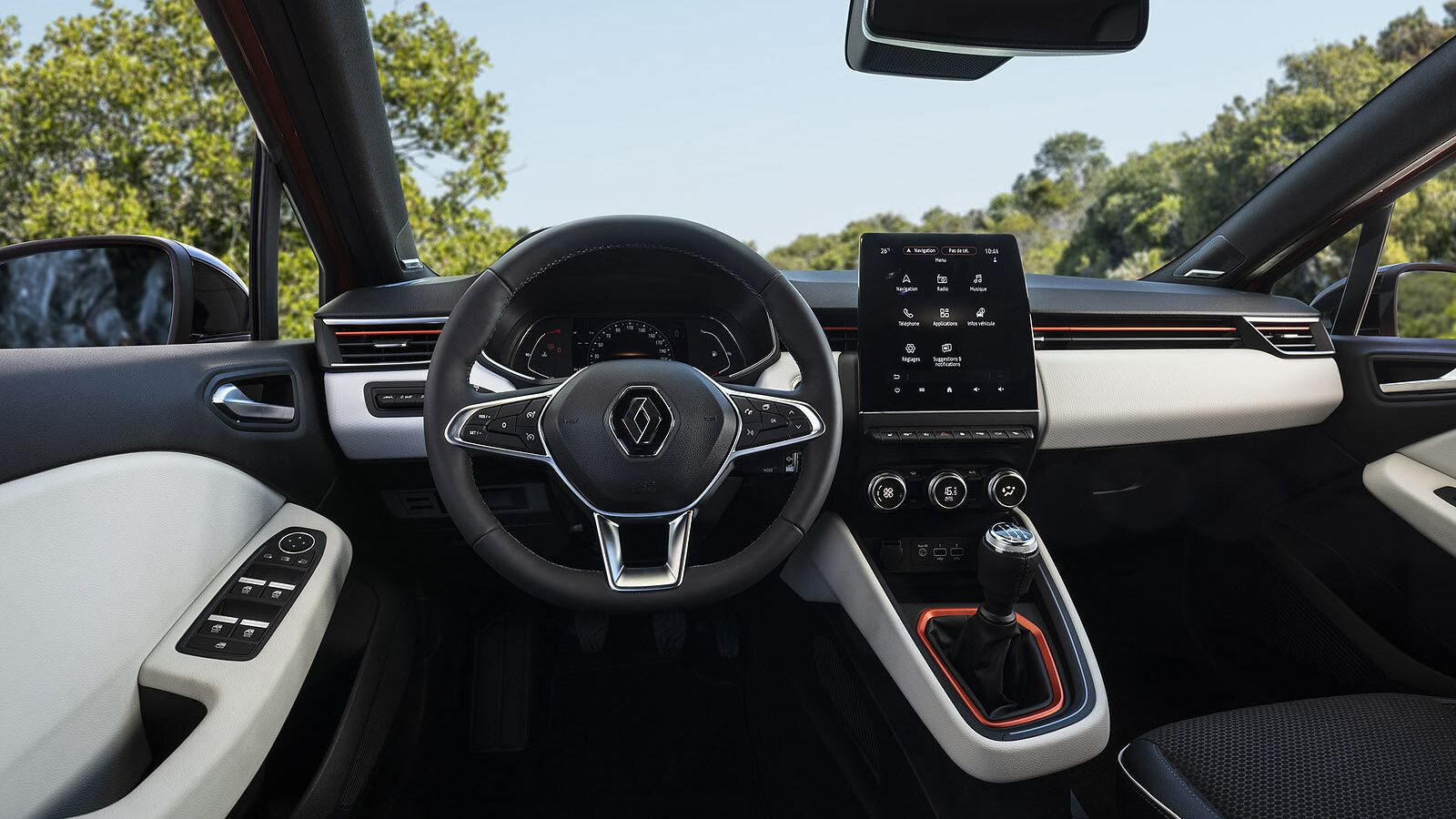 El interior destaca por su gran pantalla digital.