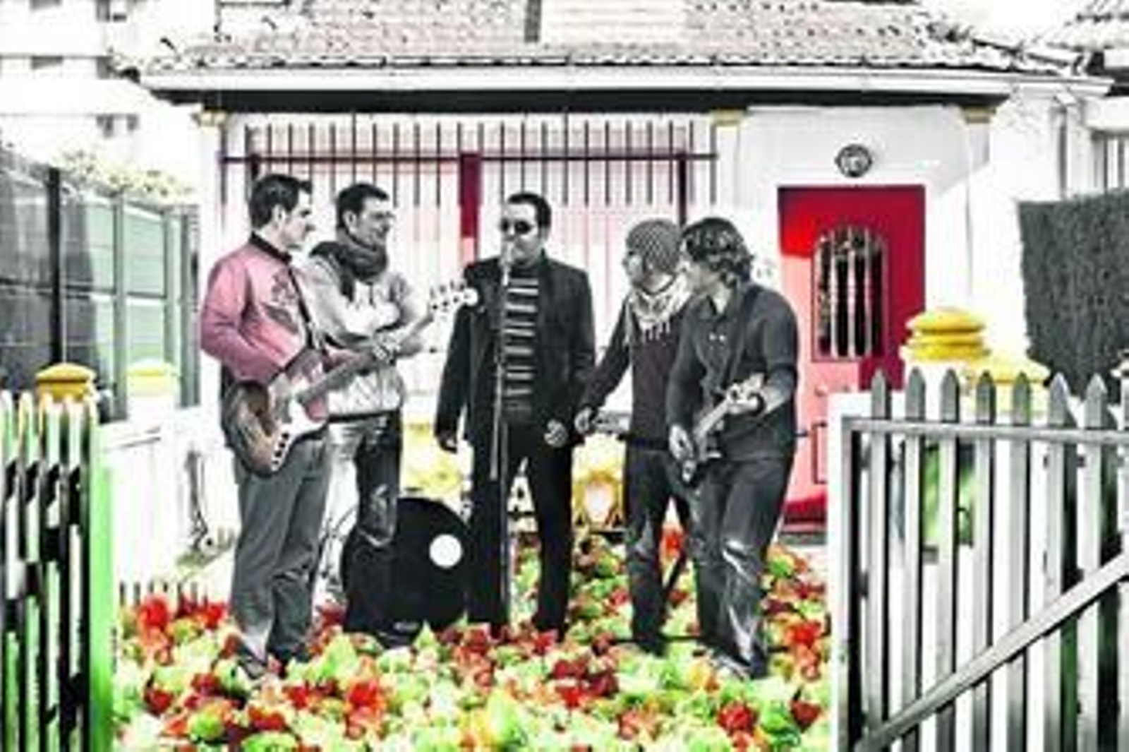 Los integrantes del grupo Visión sonora, en una de las casas del Barrio Obrero de Huelva.