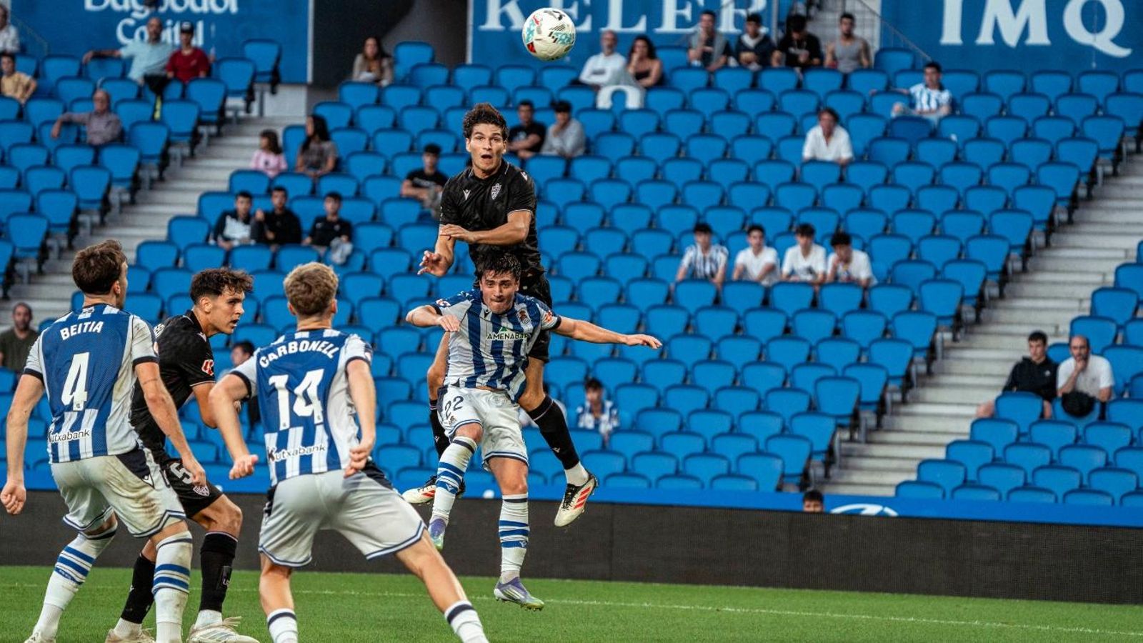 Federico Bonini busca el remate de cabeza en una de las llegadas de los rojiblancos.