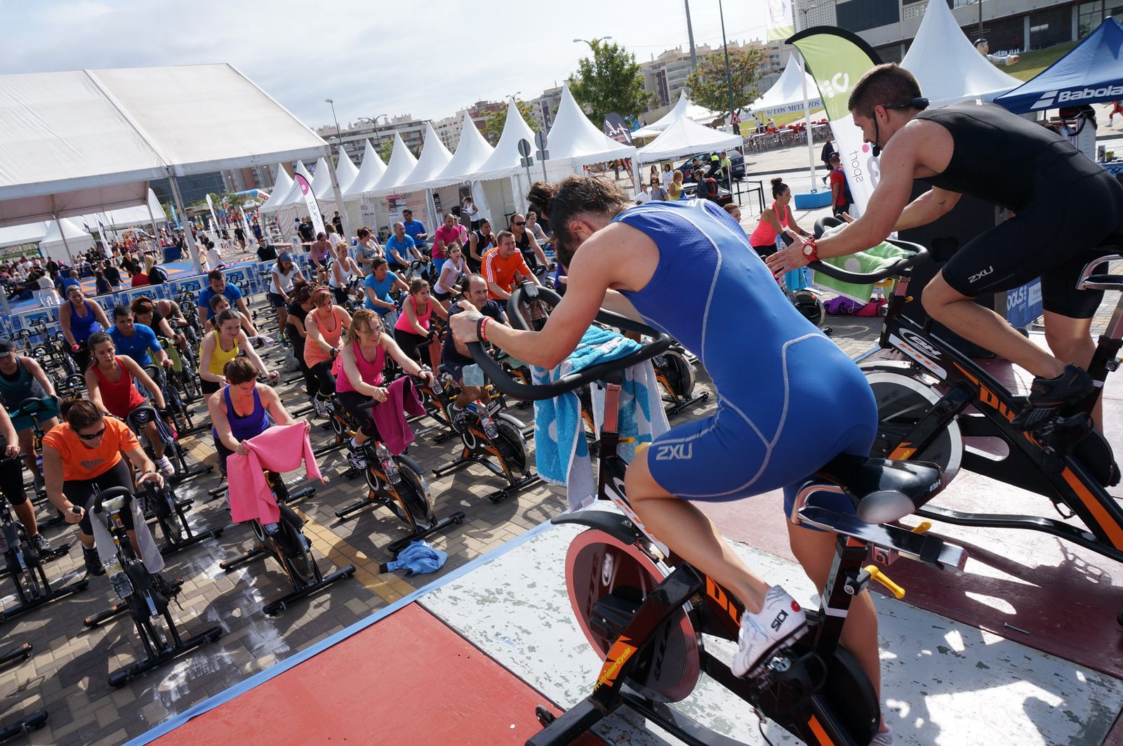Una clase de 'spinning' al aire libre.