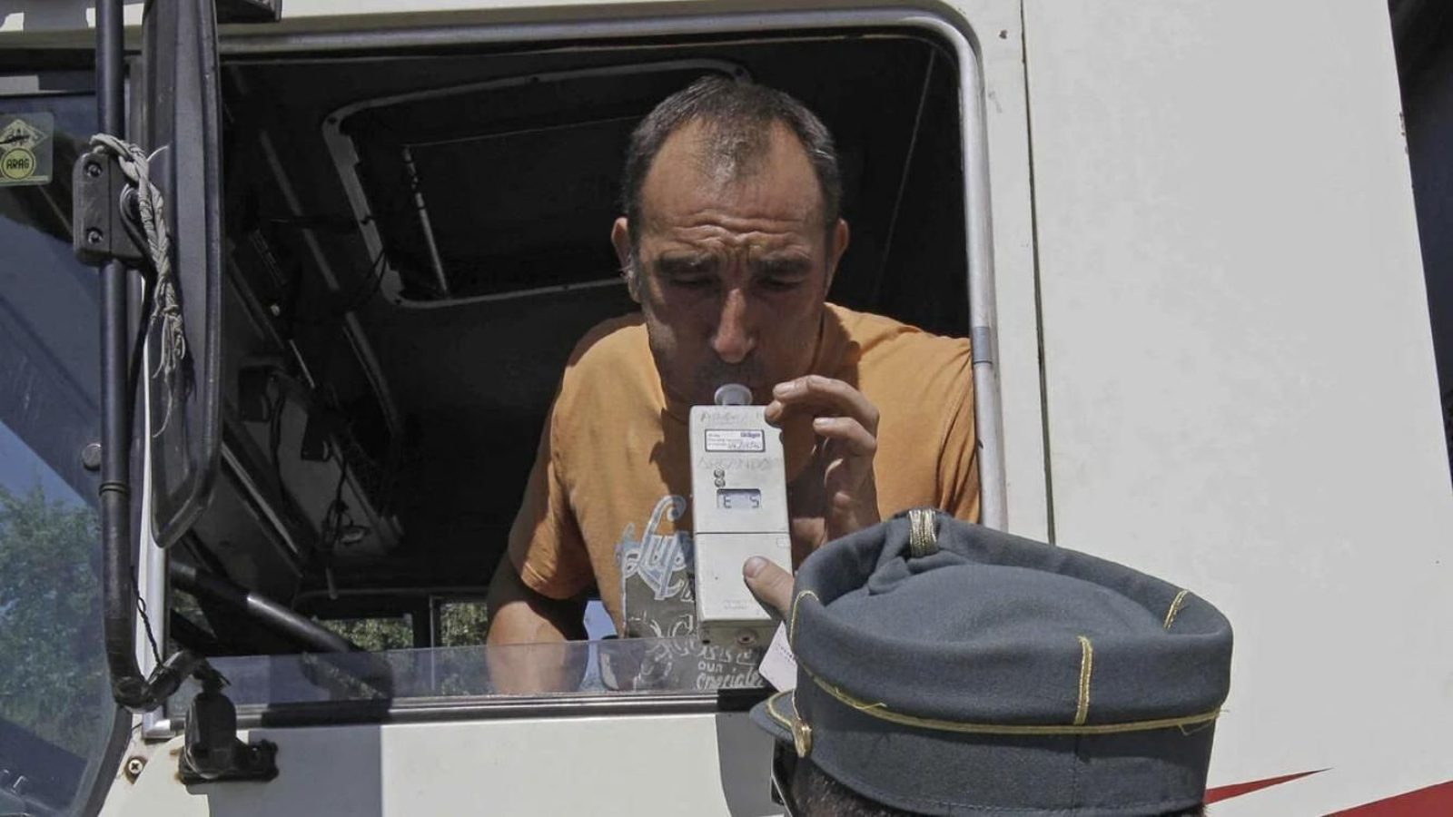 Un conductor sopla durante una prueba de alcoholemia.