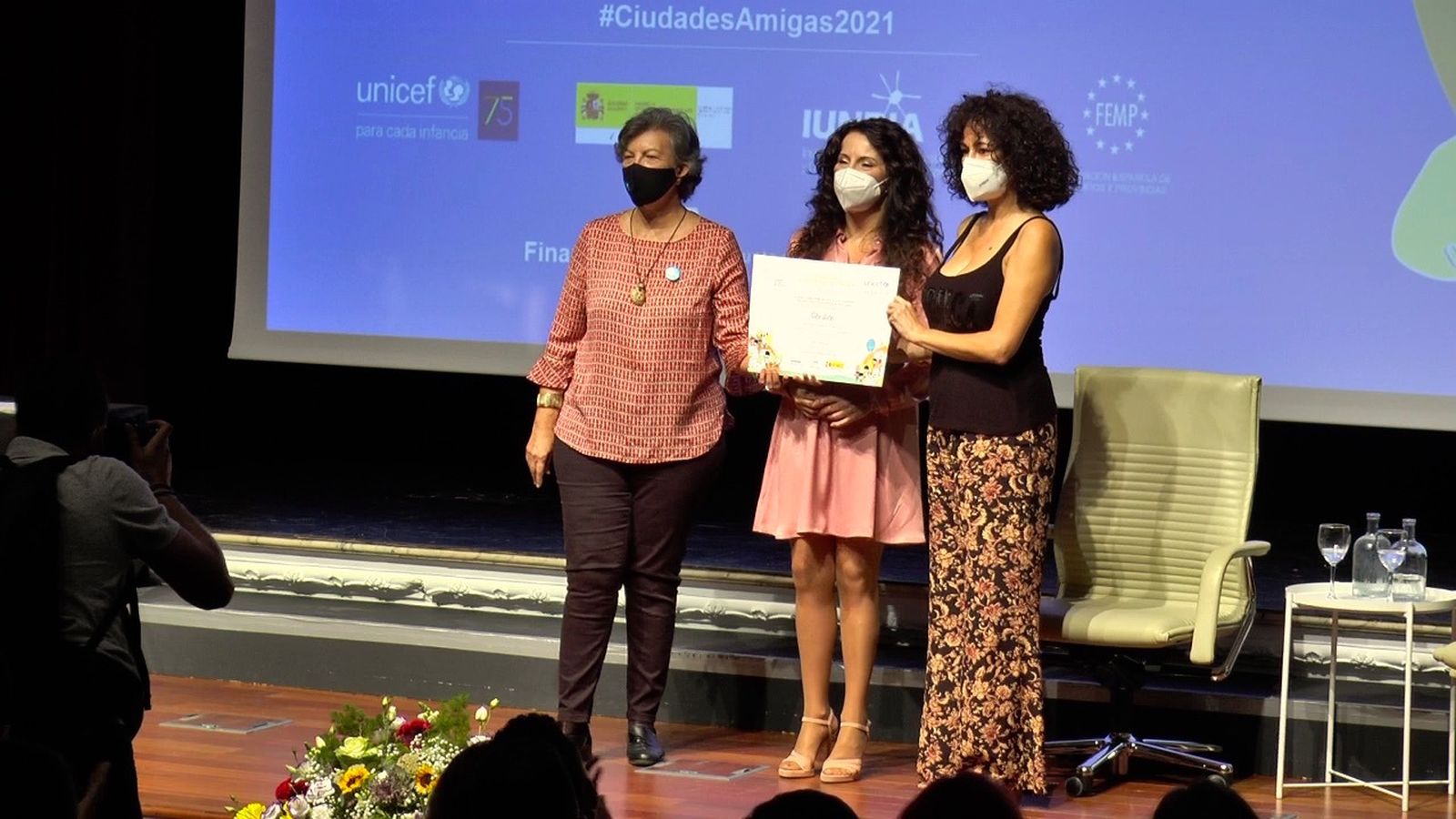 La alcaldesa de Gibraleón recoge el diploma de reconocimiento.