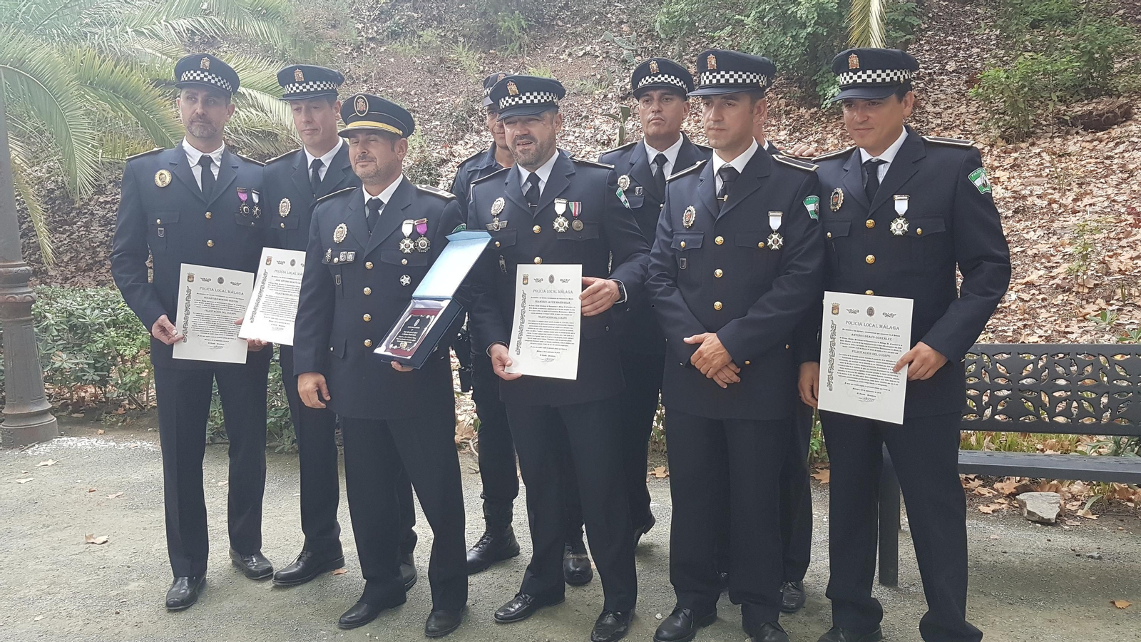 Policías del equipo GOA que recibieron un reconocimiento.