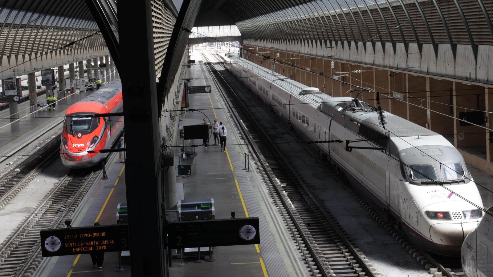 Un tren de Iryo junto a un AVE de Renfe, en los andenes de Santa Justa.