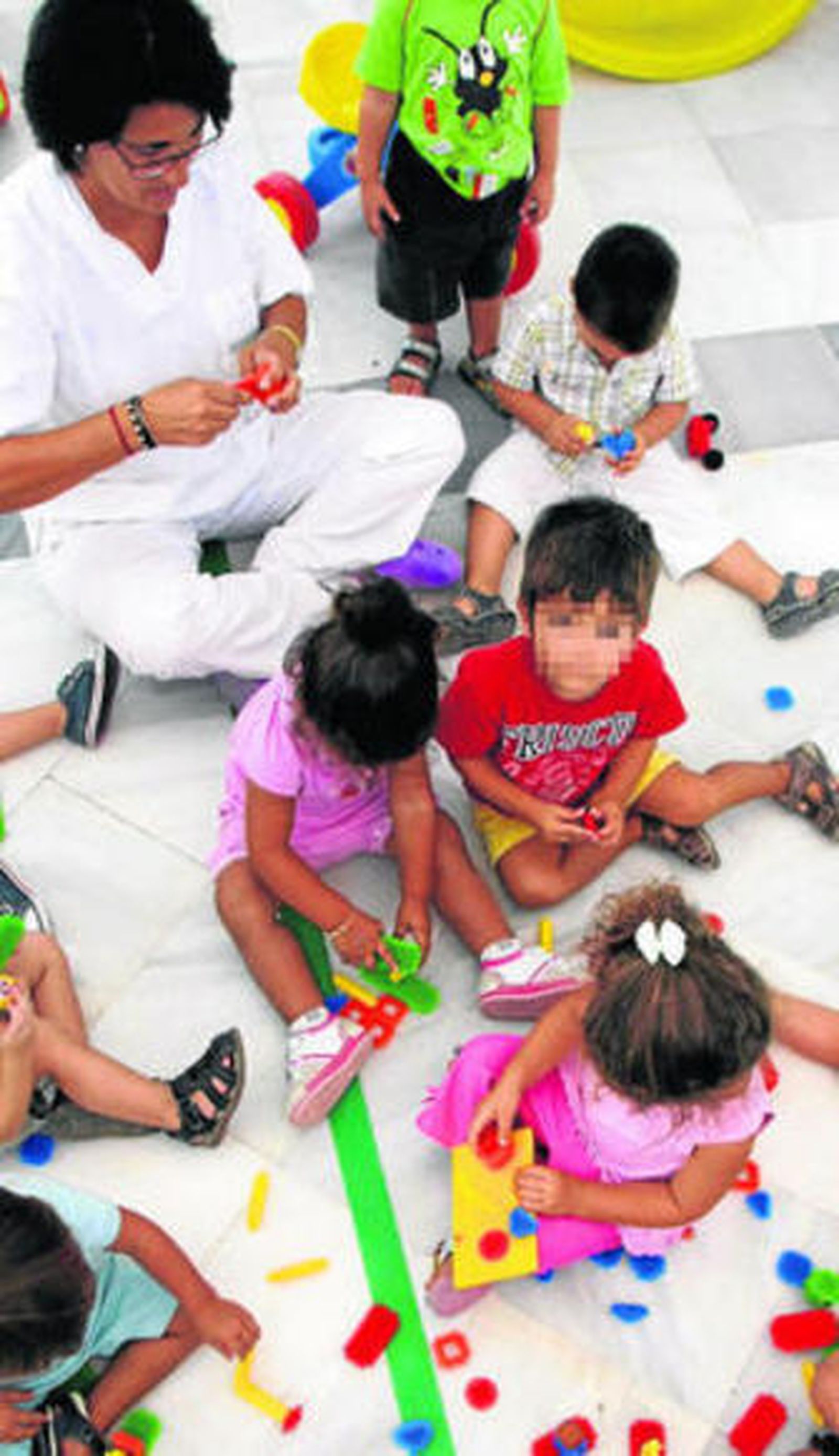 Alumnos de un centro de educación infantil juegan en el aula.