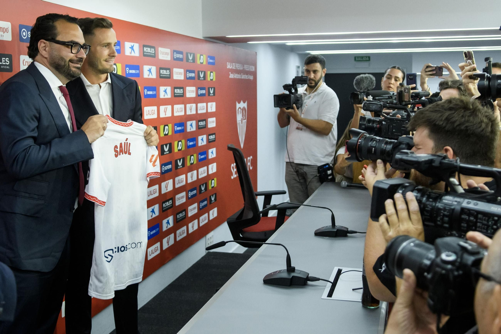 Las fotos del pobrísimo paso de Saúl Ñíguez por el Sevilla