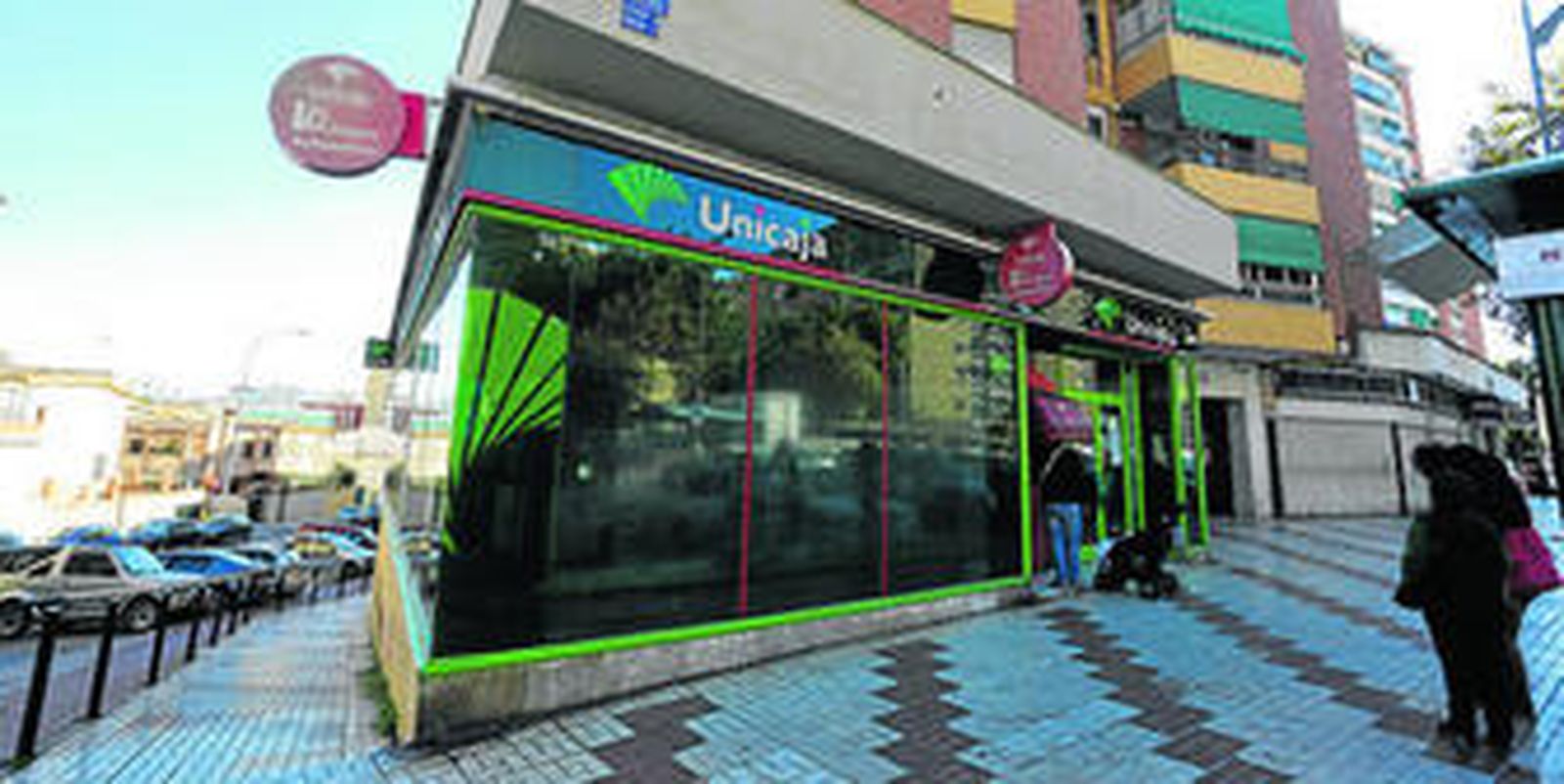 Vista exterior de la sucursal de Unicaja atracada en la calle Nuestra Señora de los Clarines.