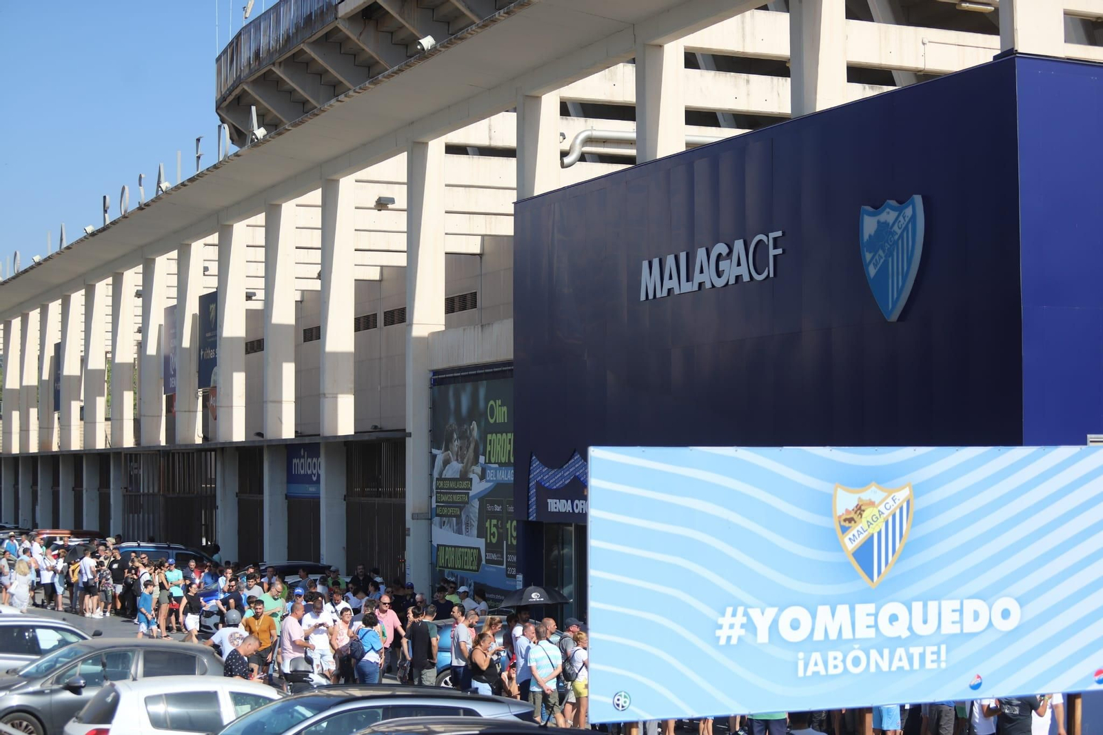 Multitudinarias colas en La Rosaleda por la campaña de abonos