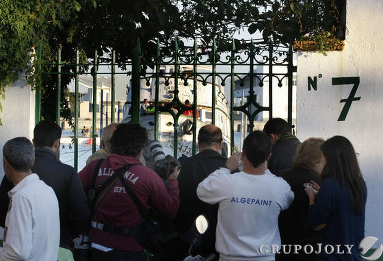 El Adriano III regresa al varadero de El Puerto, donde será reparado para su puesta en funcionamiento en marzo de 2012.

Foto: Fito Carreto