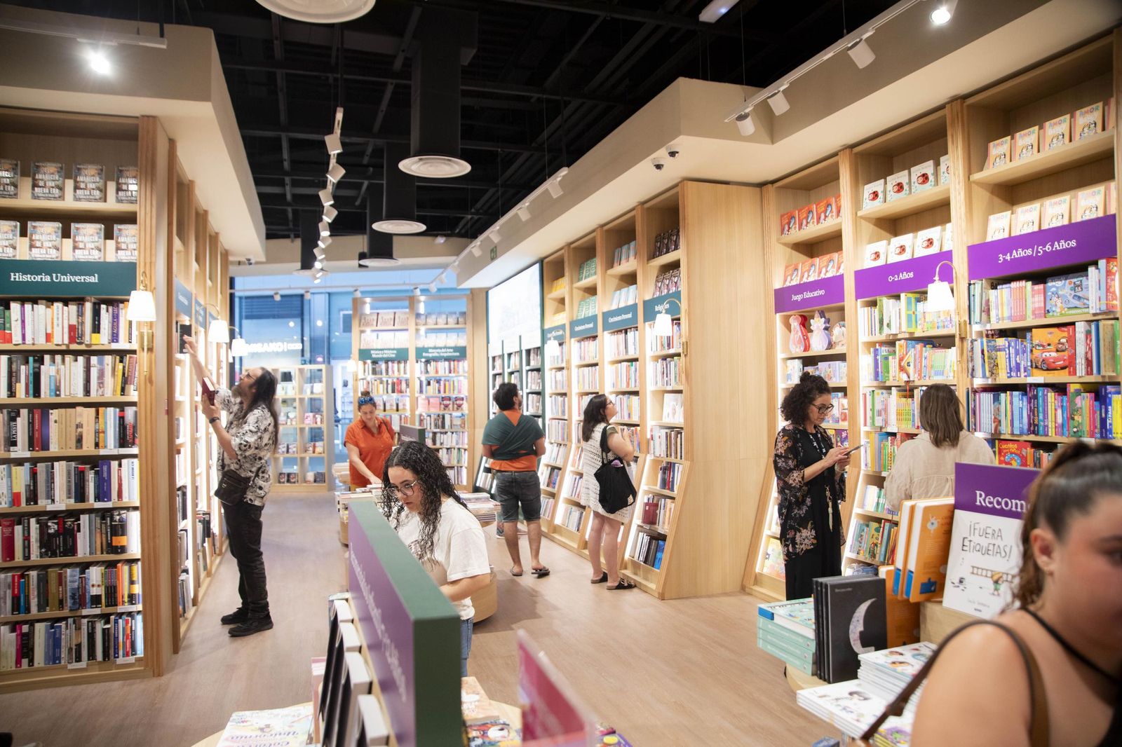 Las imágenes de la apertura de la Casa del Libro en el Centro Comercial Torrecárdenas de Almería