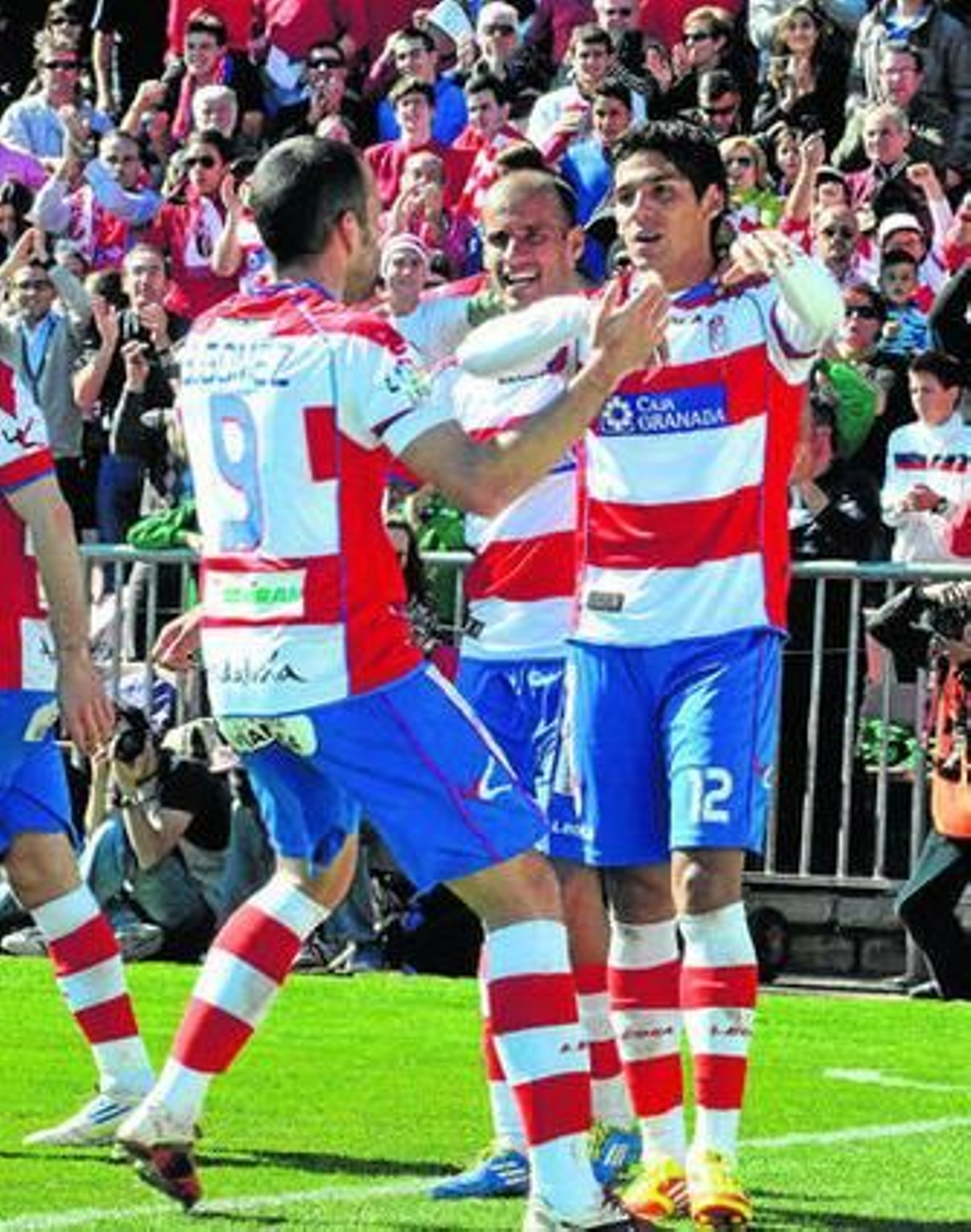 Los jugadores del Granada celebran uno de los cuatro tantos que le hicieron a la Real Sociedad.