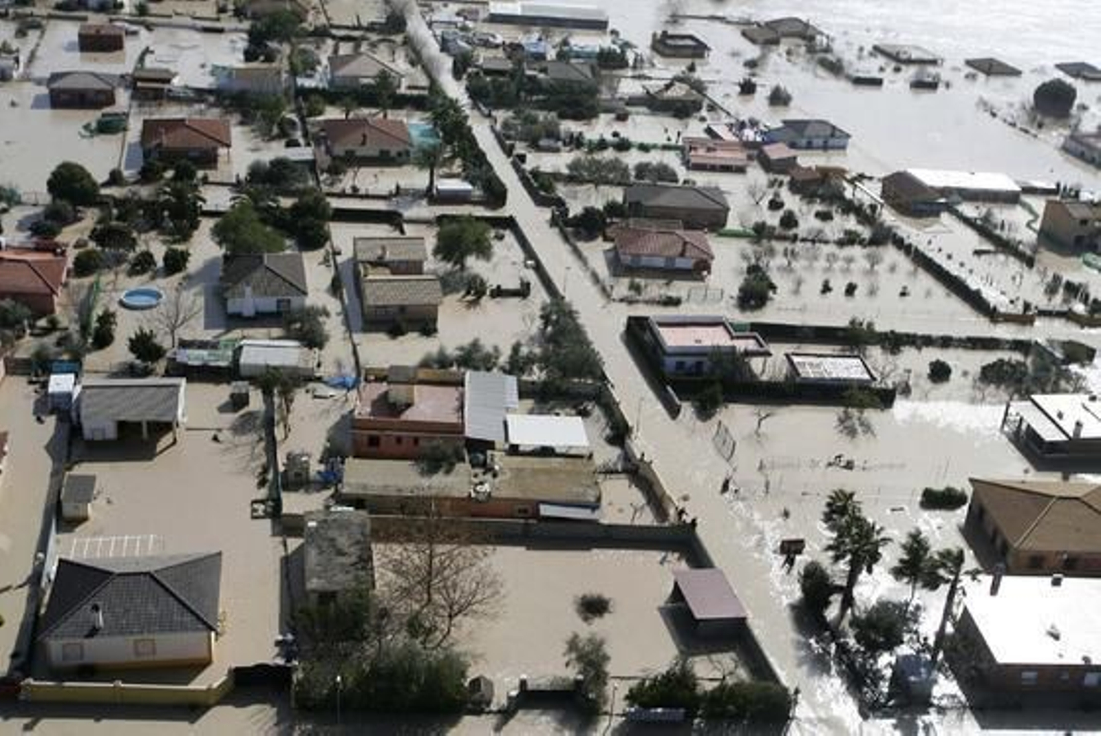 Vista aérea del cauce del río Guadalquivir desbordado a su paso porla urbanización Altea. / José Martínez