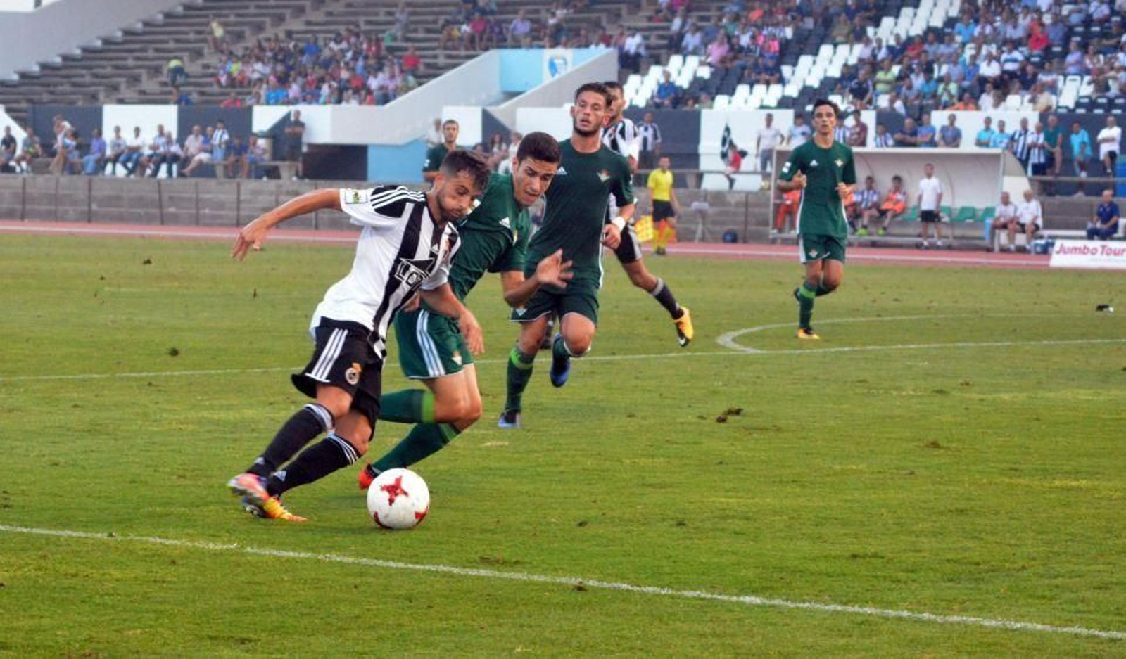 Gato avanza con el esférico en el último Balona-Betis Deportivo, en 2017