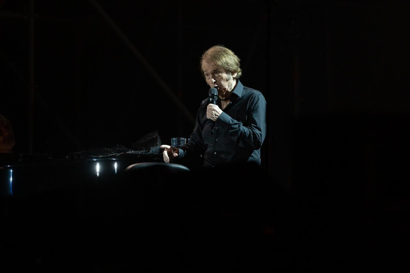 Así se disfruta en Jaén del concierto de Raphael, "Raphaelísimo"