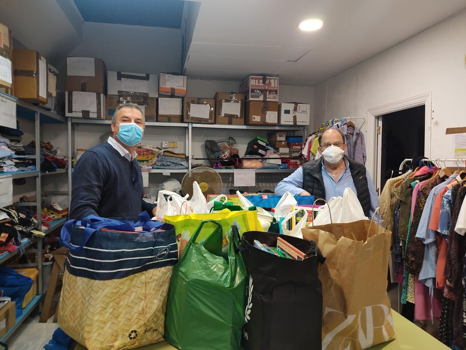 Una imagen de la donación de libros a Madre Coraje.