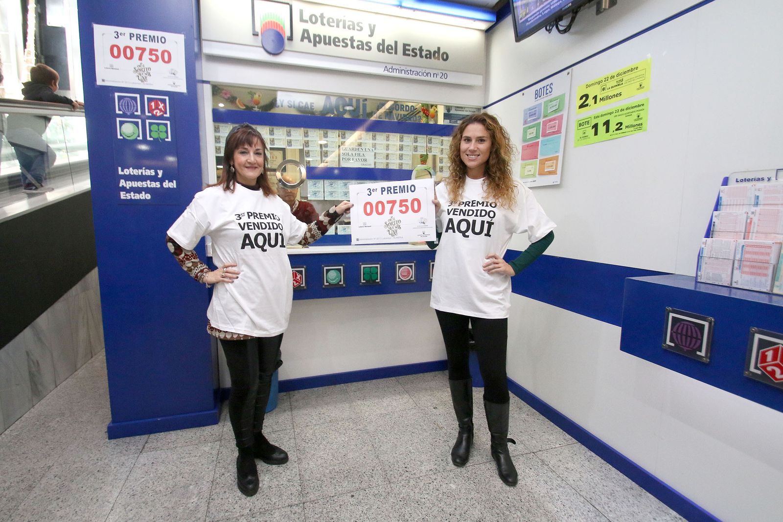 Las imágenes de los premios de la Lotería de Navidad en Roquetas, Vícar y Almería