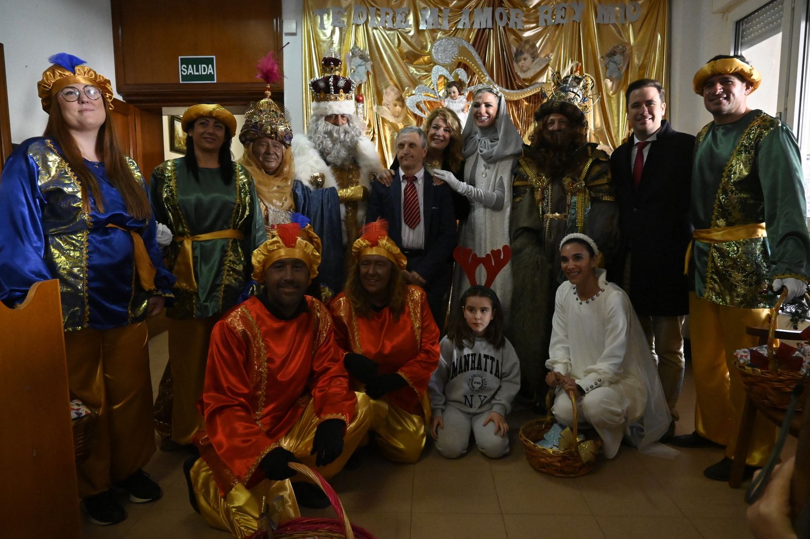 Visita de los Reyes Magos a los ancianos de los asilos de Huelva, en imágenes
