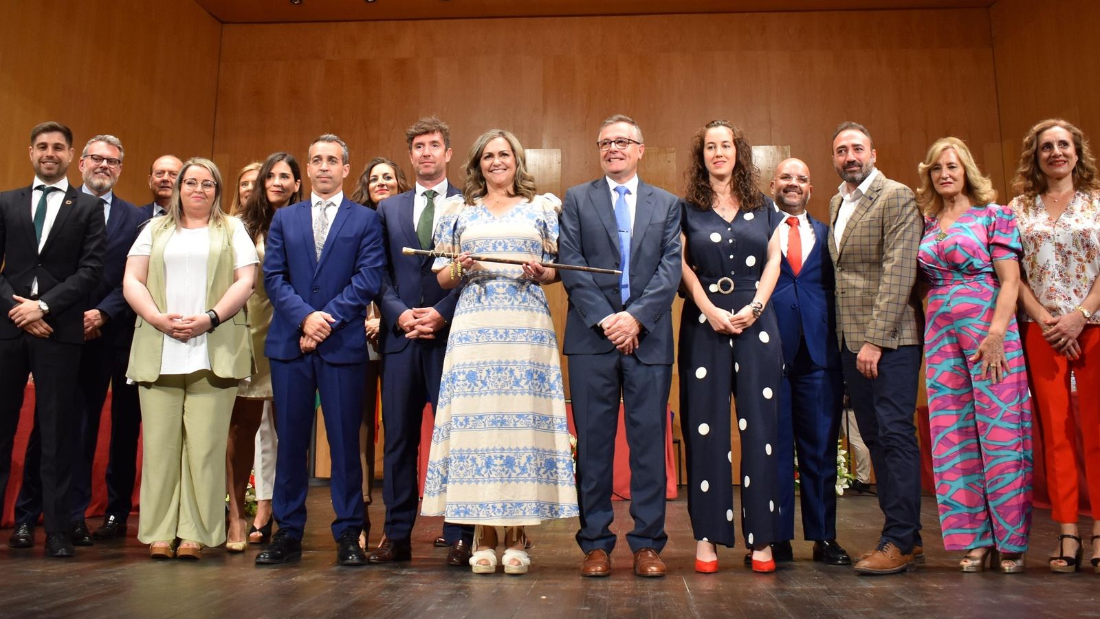 María Jesús Serrano, en el centro, con el bastón de mando. María Jesús Serrano, en el centro, con el bastón de mando.