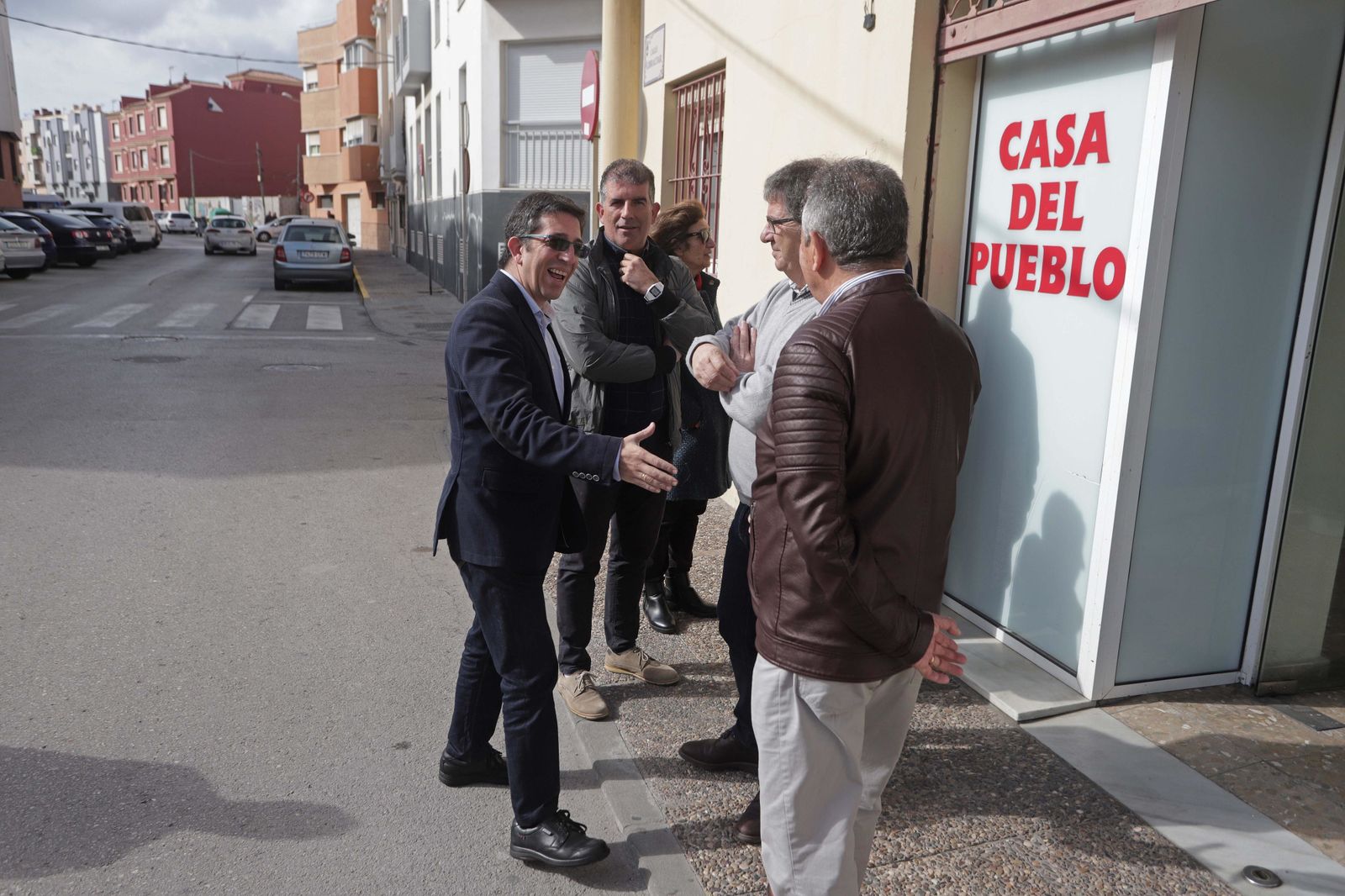 El secretario general del PSOE linense, Juan Chacón, saluda a un militante a las puertas de la sede socialista, este domingo.