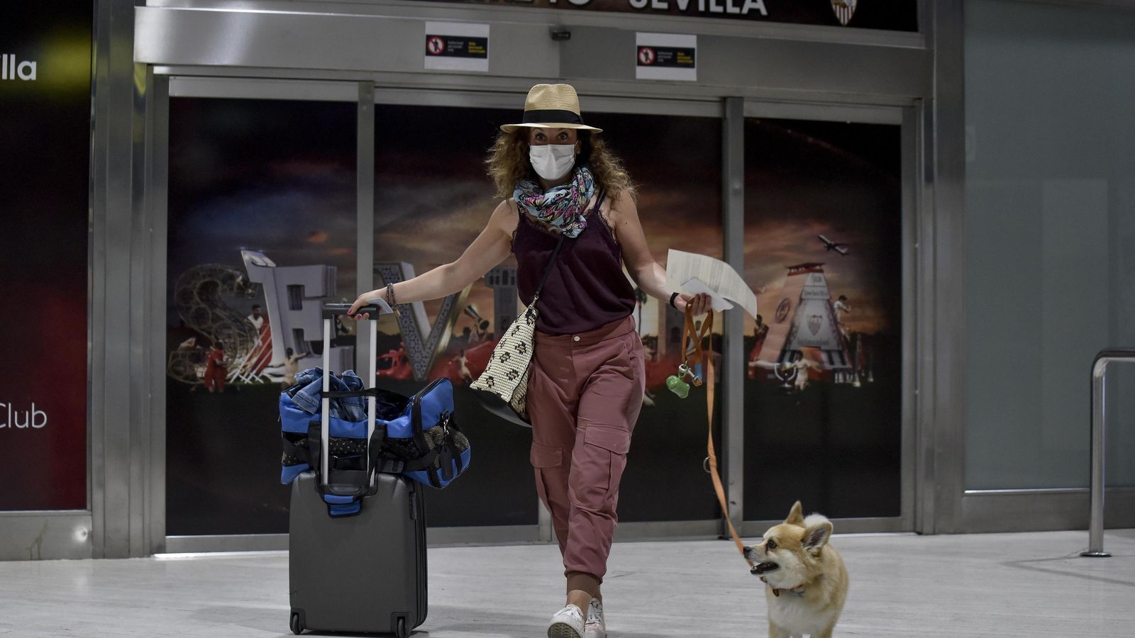 Una turistas accede a la termina del llegadas del aeropuerto.