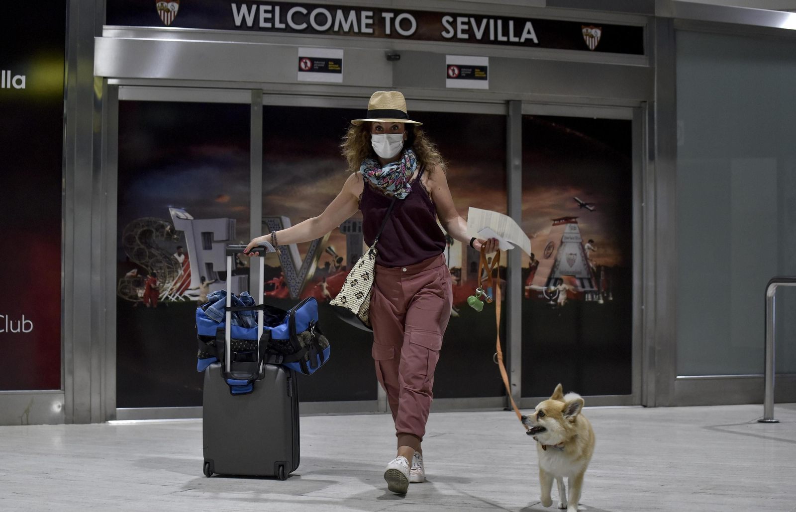 Una turistas accede a la termina del llegadas del aeropuerto.