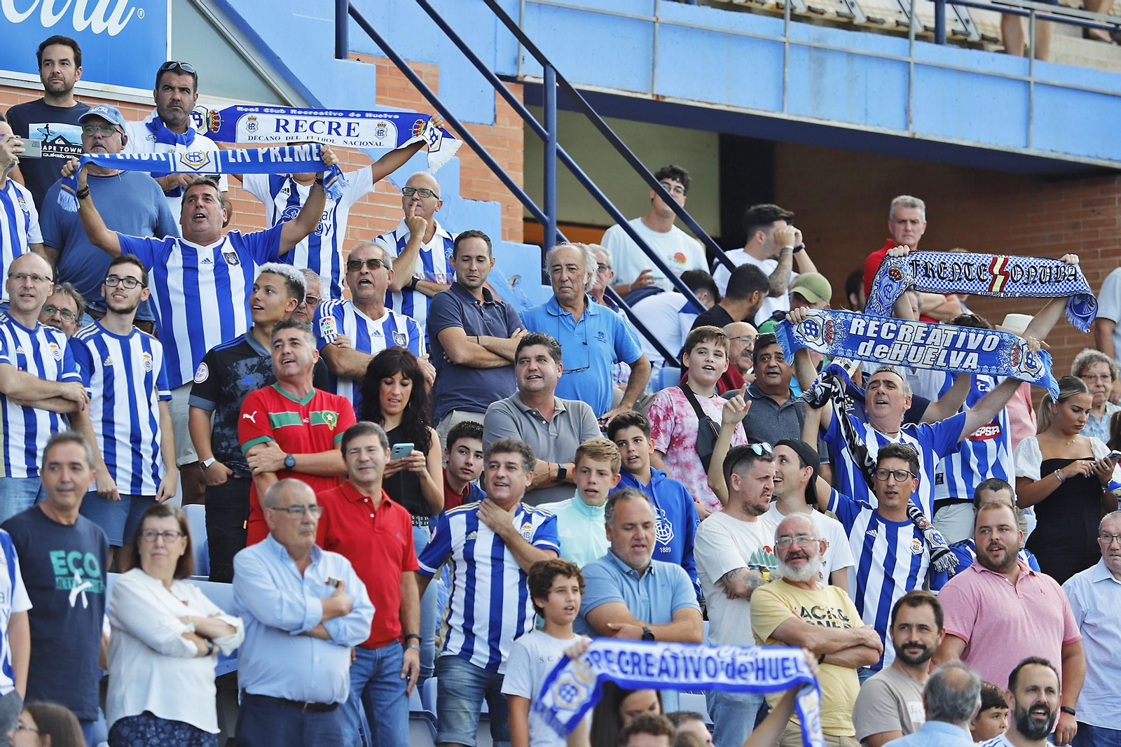 Imágenes del ambiente en el Recreativo de Huelva y Antequera CF