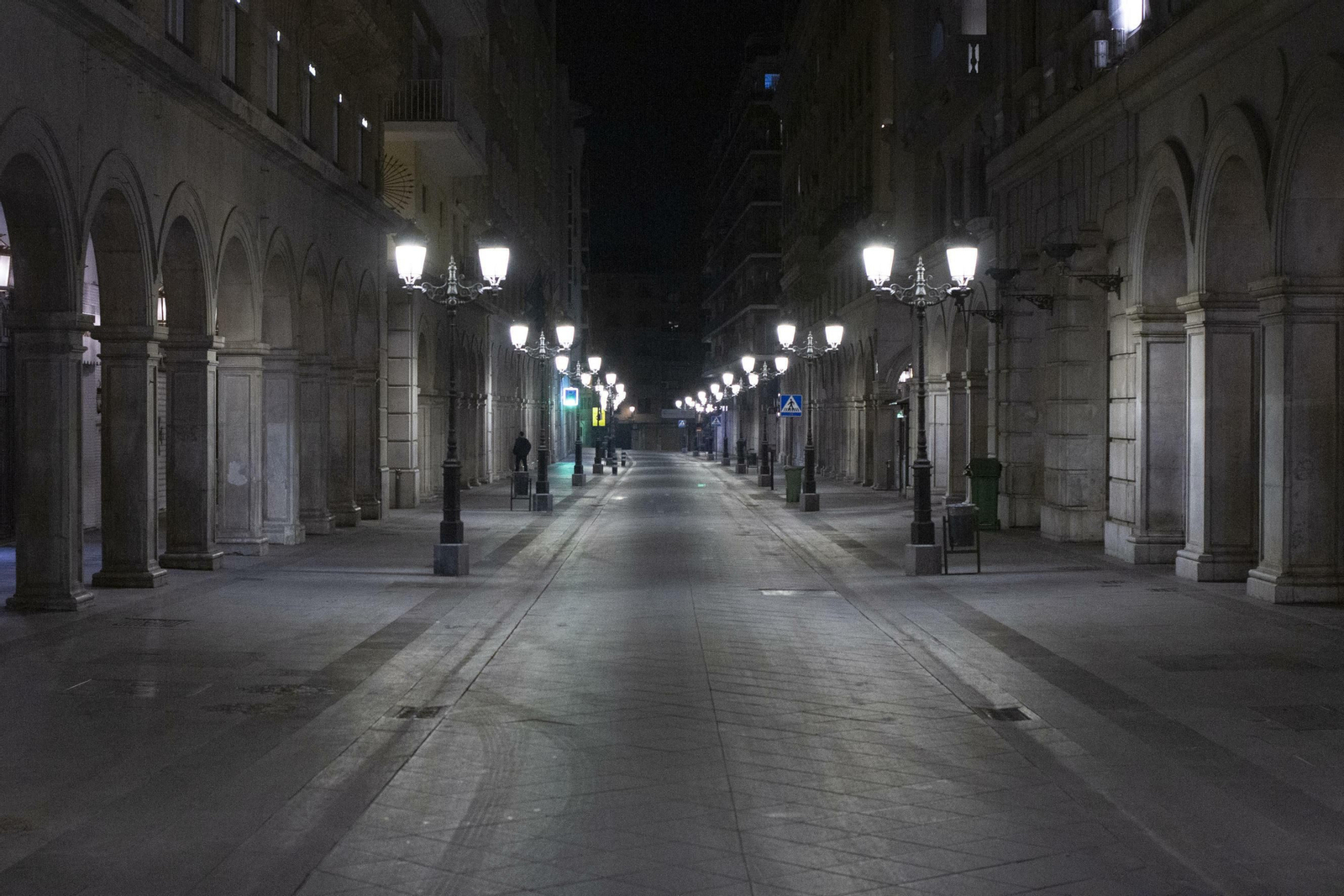 La calle Ganivet, desierta a las diez de la noche de ayer, con el espacio libre para los palcos de la Semana Santa
