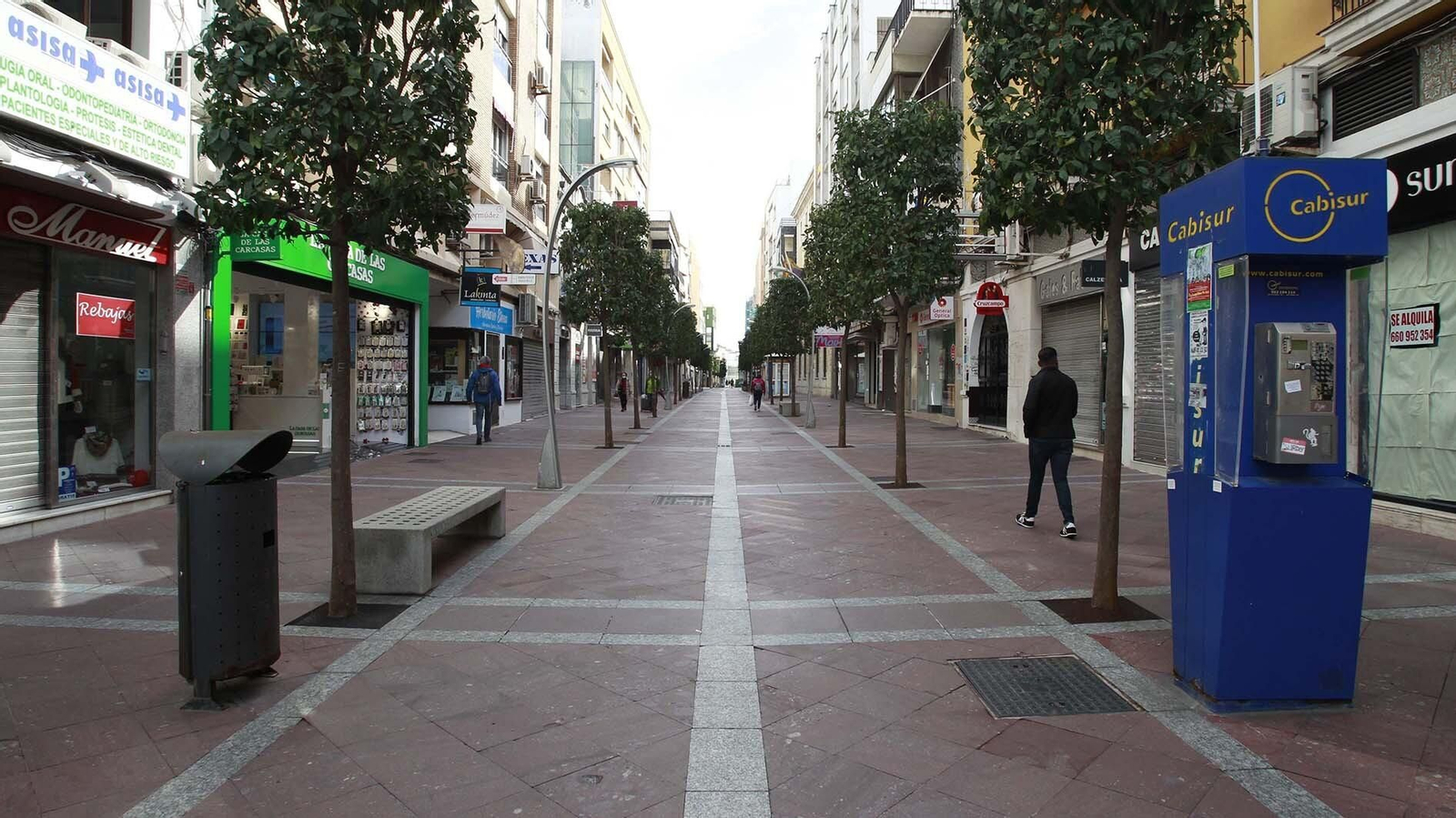 Comercios cerrados en la calle Ancha de Algeciras.