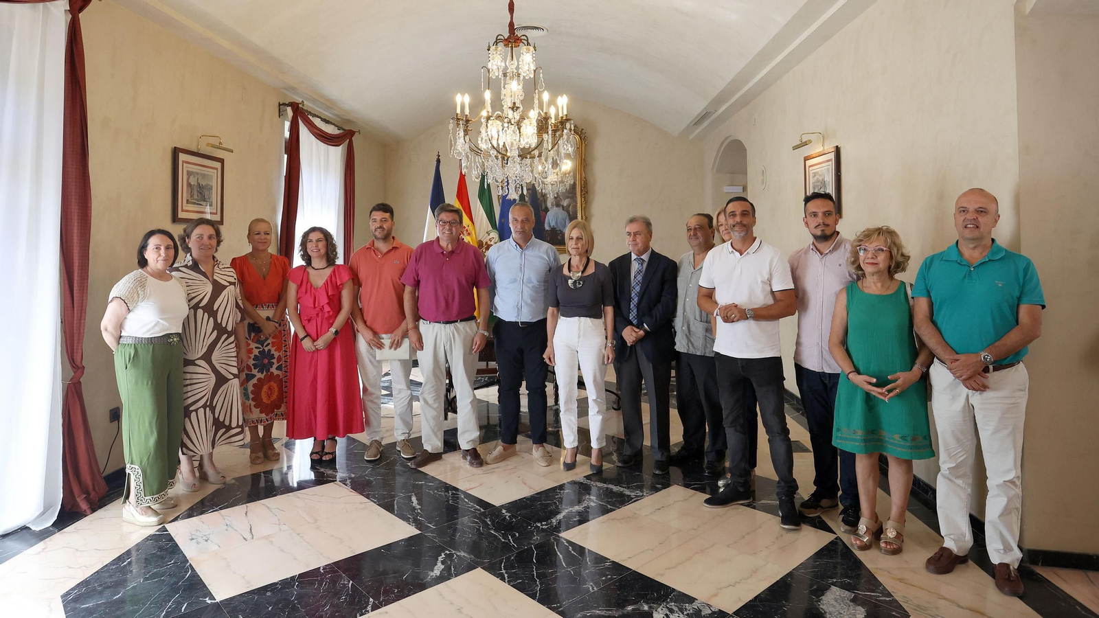 Antonio Vadillo firma en el Libro de Honor de Jerez