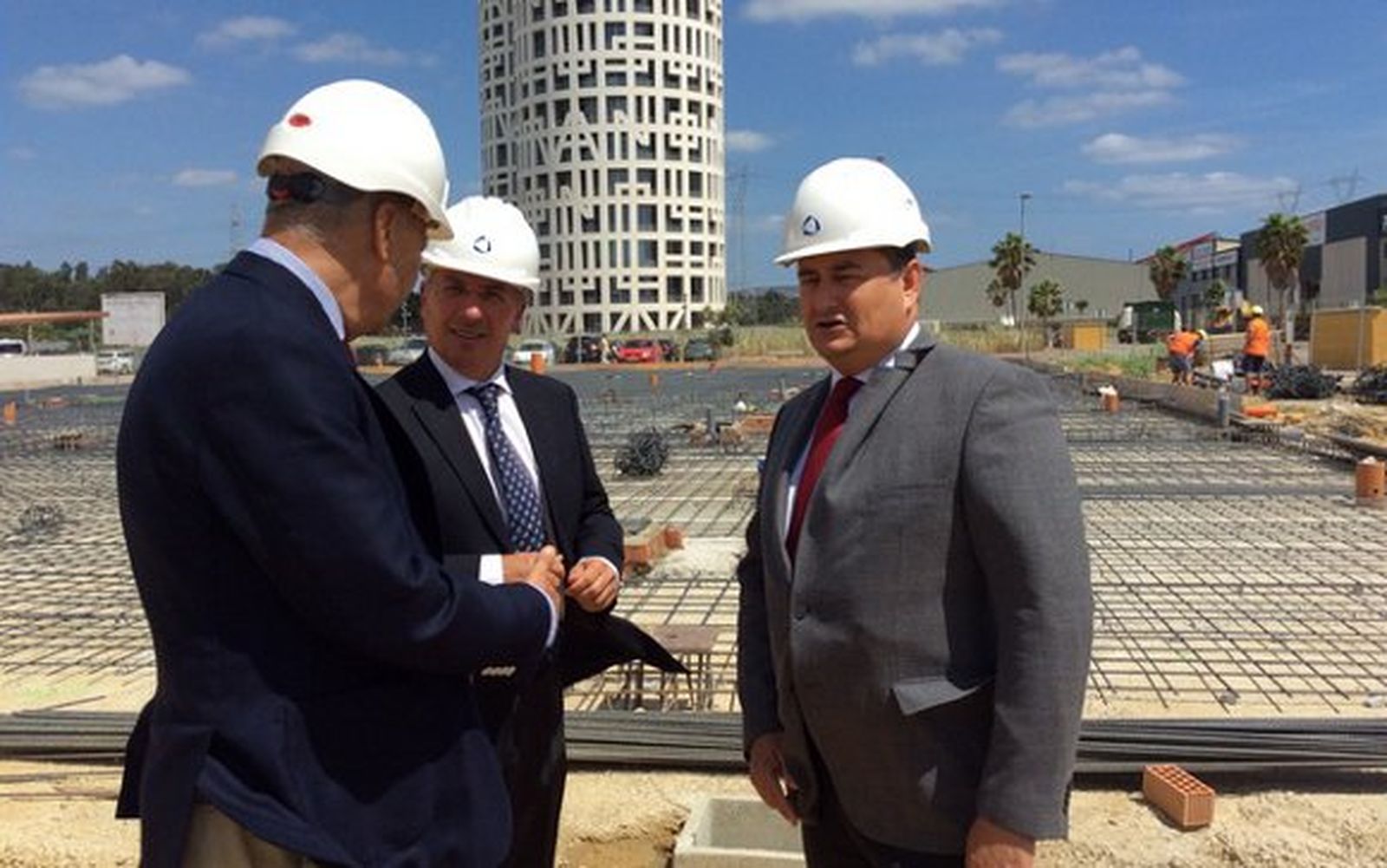 Sanz y Ramos visitan la obra del vivero de empresas de Palmones
