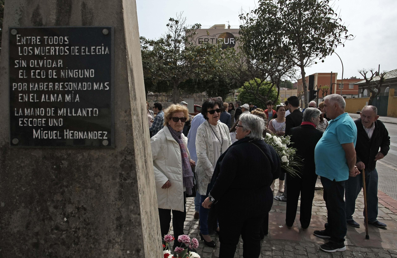 Un grupo de personas junto al busto de Don Juanito el médico, ayer.