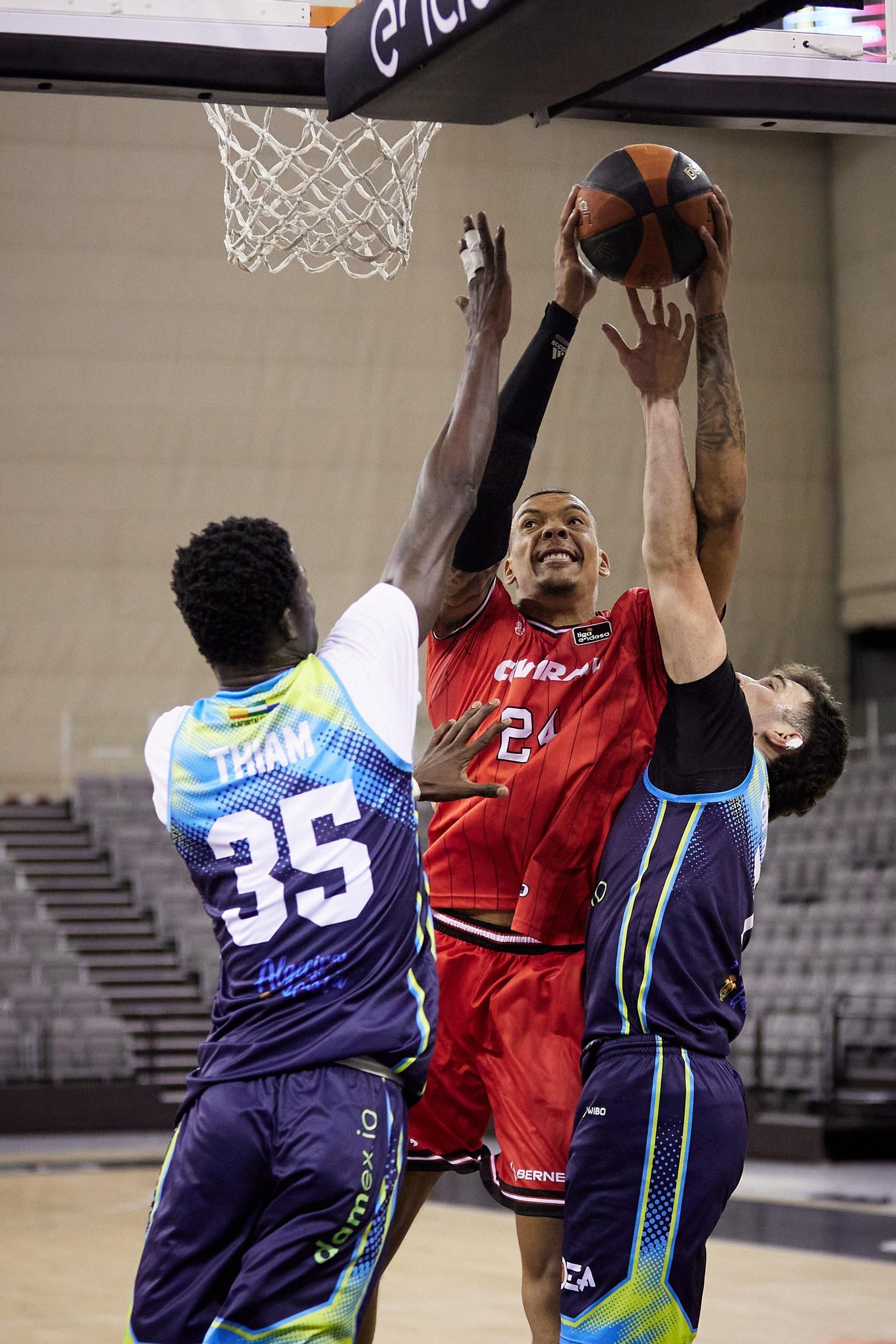 Las imágenes del amistoso del Covirán Granada ante el Algeciras