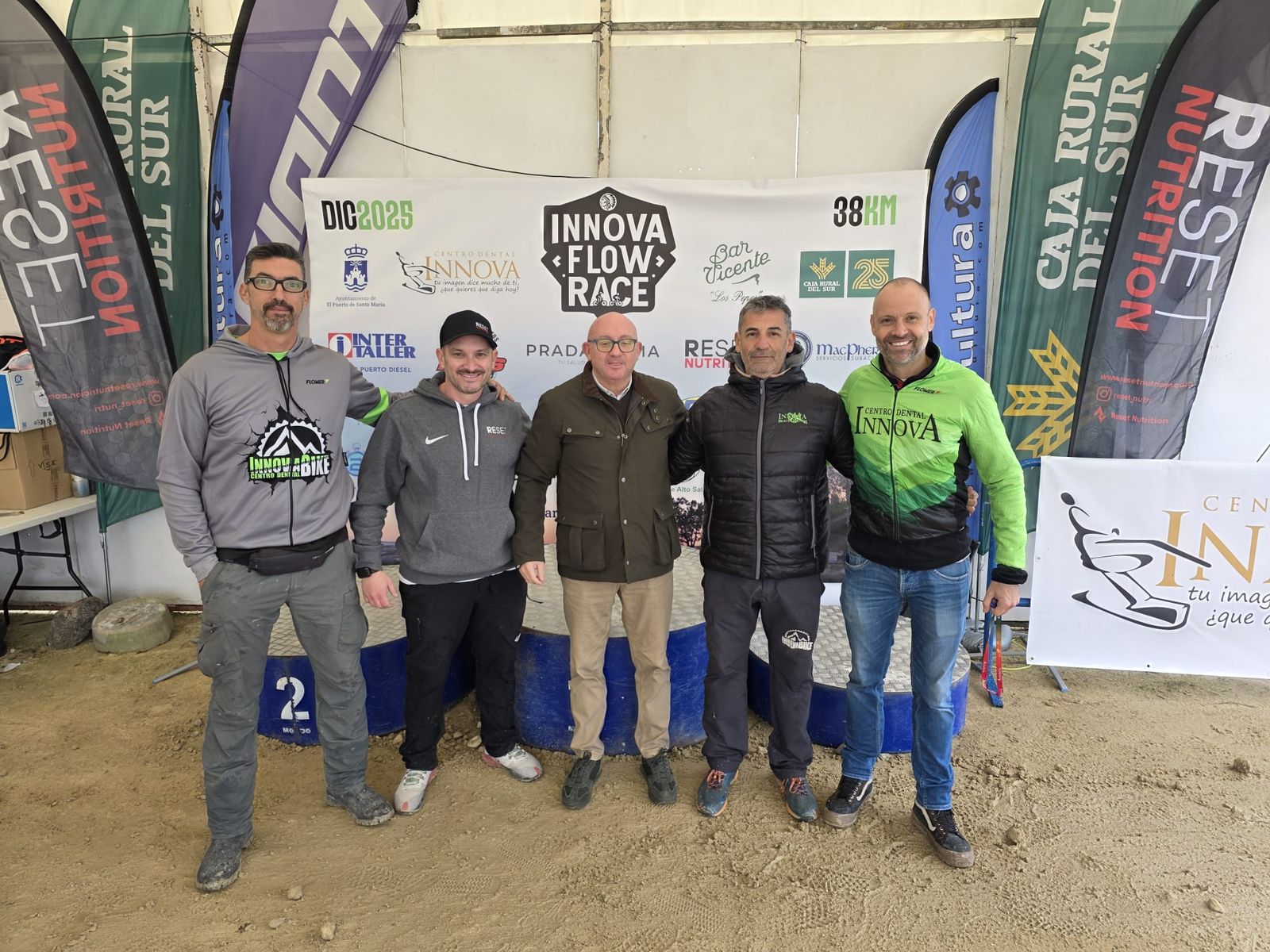 Imagen de los participantes de la Innova Flow Race junto al concejal de Deportes, José Ignacio González Nieto.