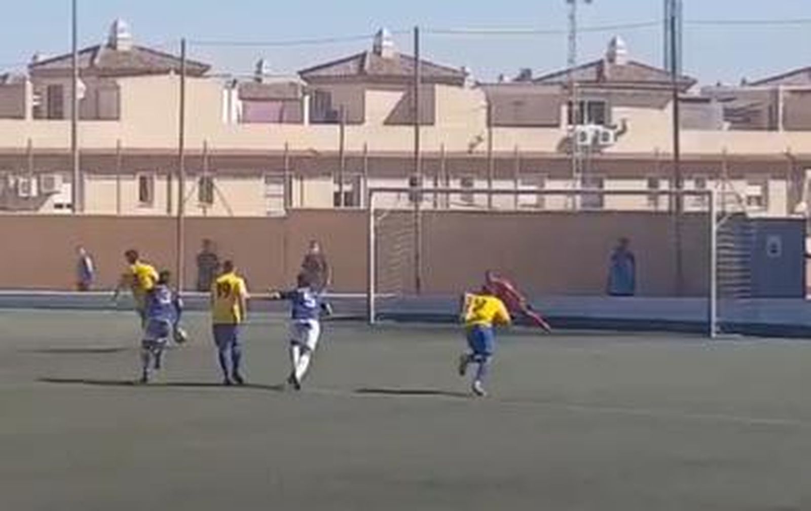 Momento en el que Mesa lanza fuera el penalti que tuvo el Tomares en la segunda parte.