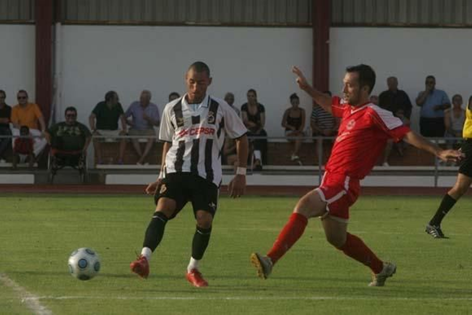 Balompédica y San Roque evidencian su falta de rodaje en la primera prueba de la pretemporada para ambos

Foto: J. M. Quinones