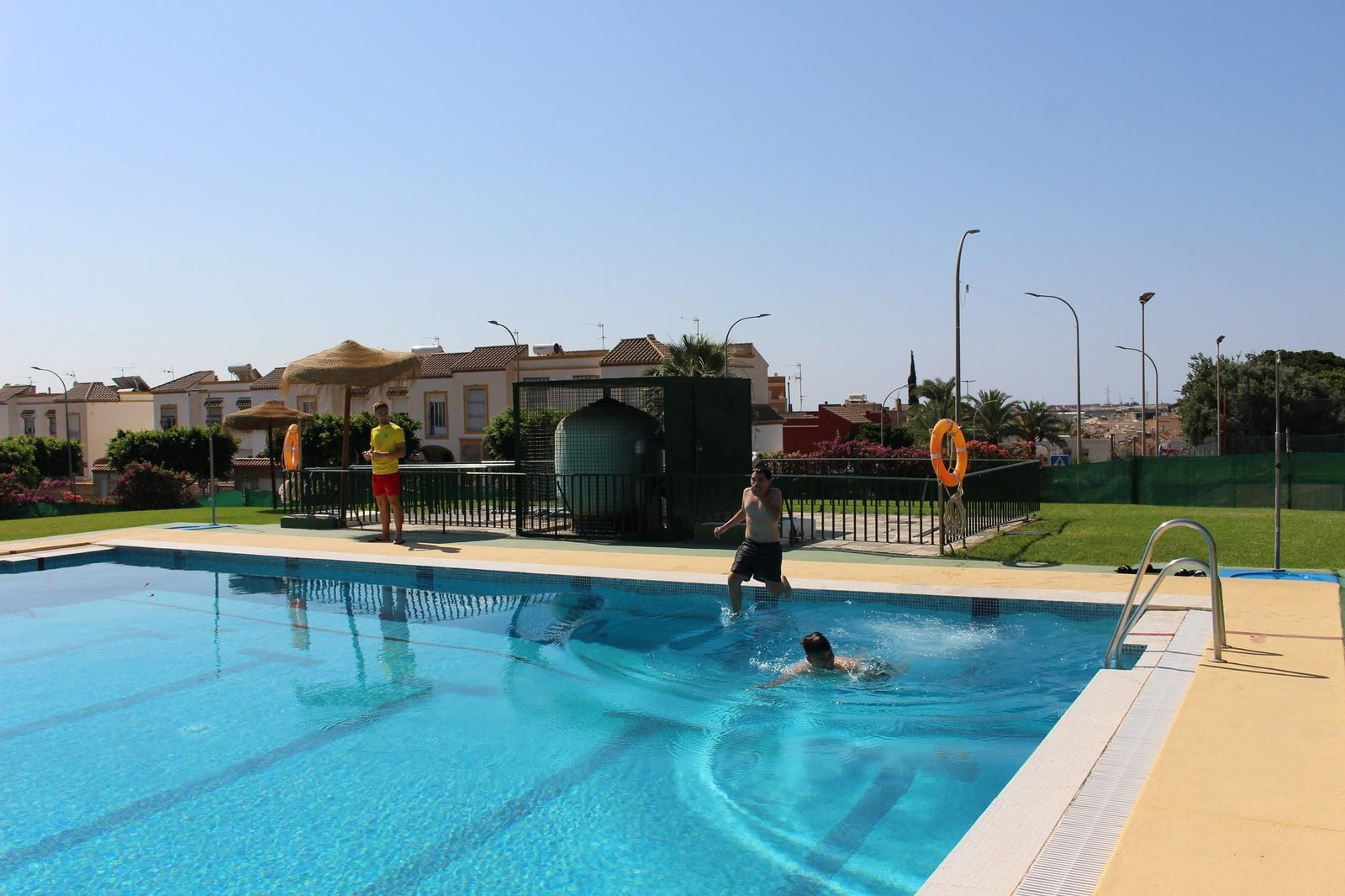Apertura de la piscina municipal de Huércal de Almería.