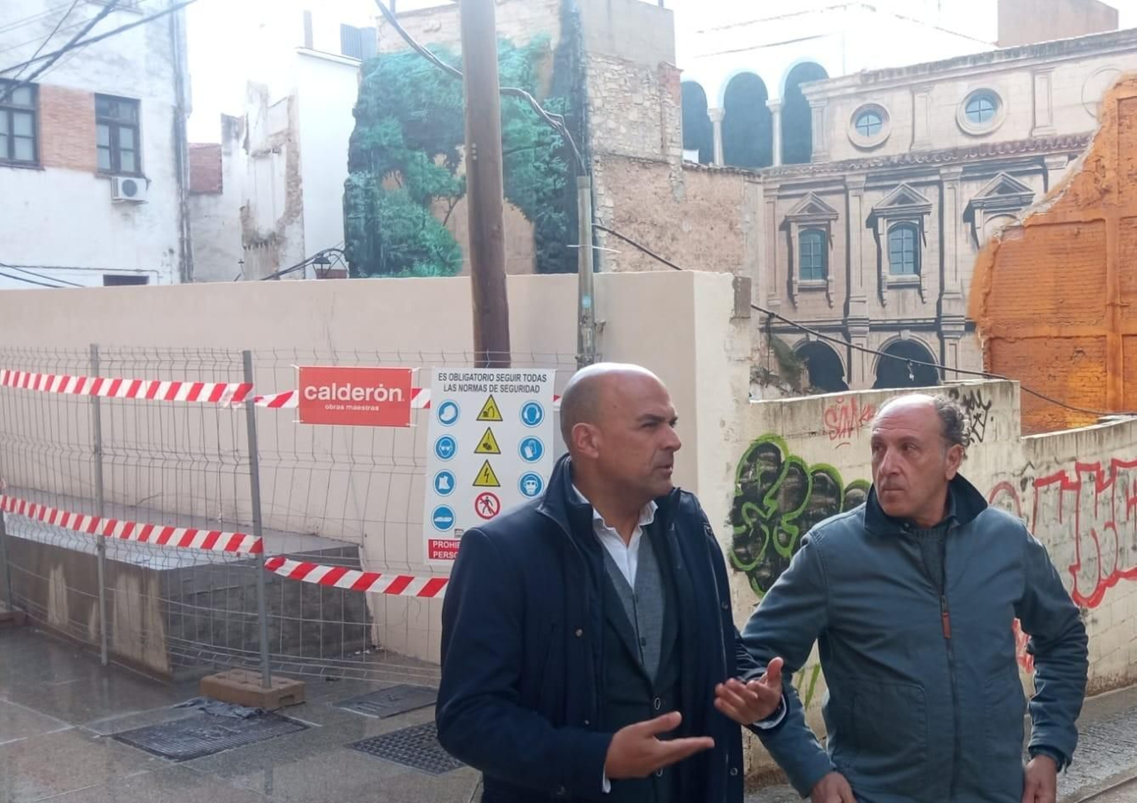 El concejal de Patrimonio, José María Cano Ayllón, ante el mural de José Ríos desarrollado gracias a la ITI: