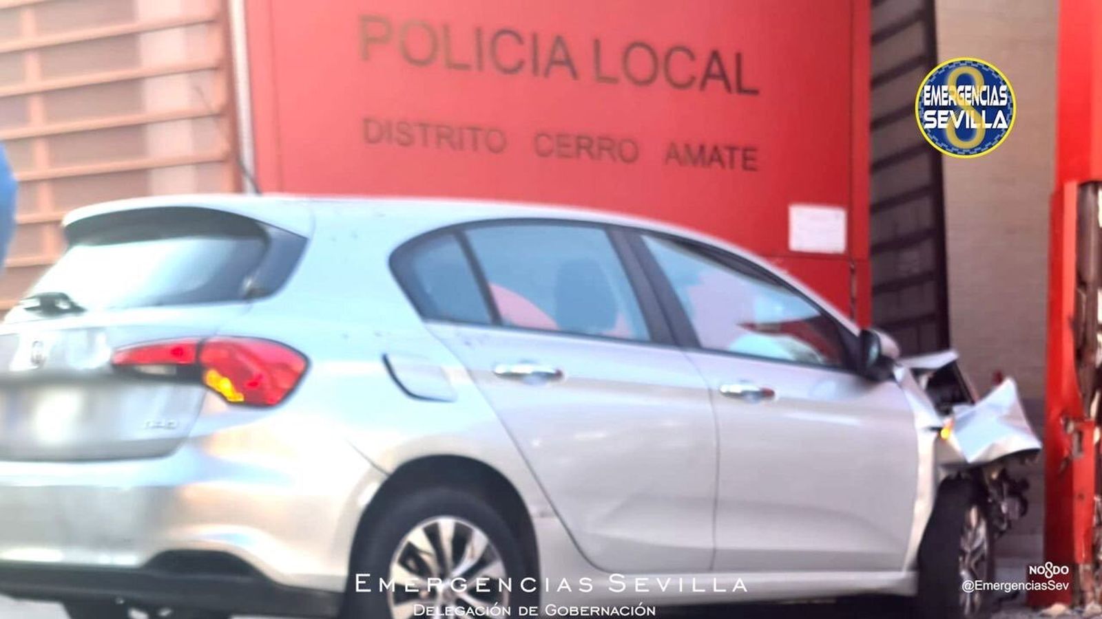 Un conductor ebrio y drogado se empotra contra una comisaría de la Policía en Sevilla