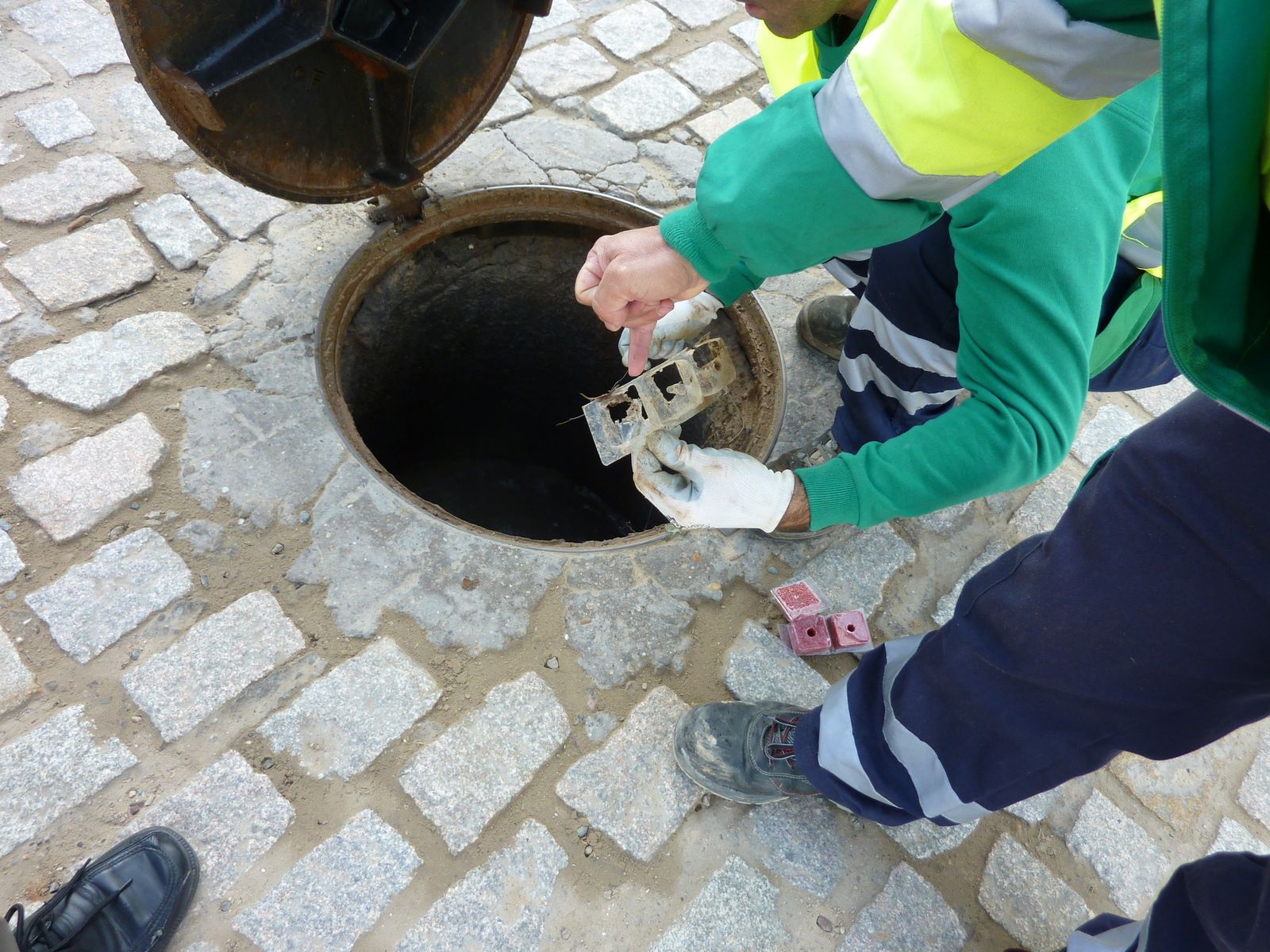 Funcionario realizando trabajos de desratización en las redes de saneamiento