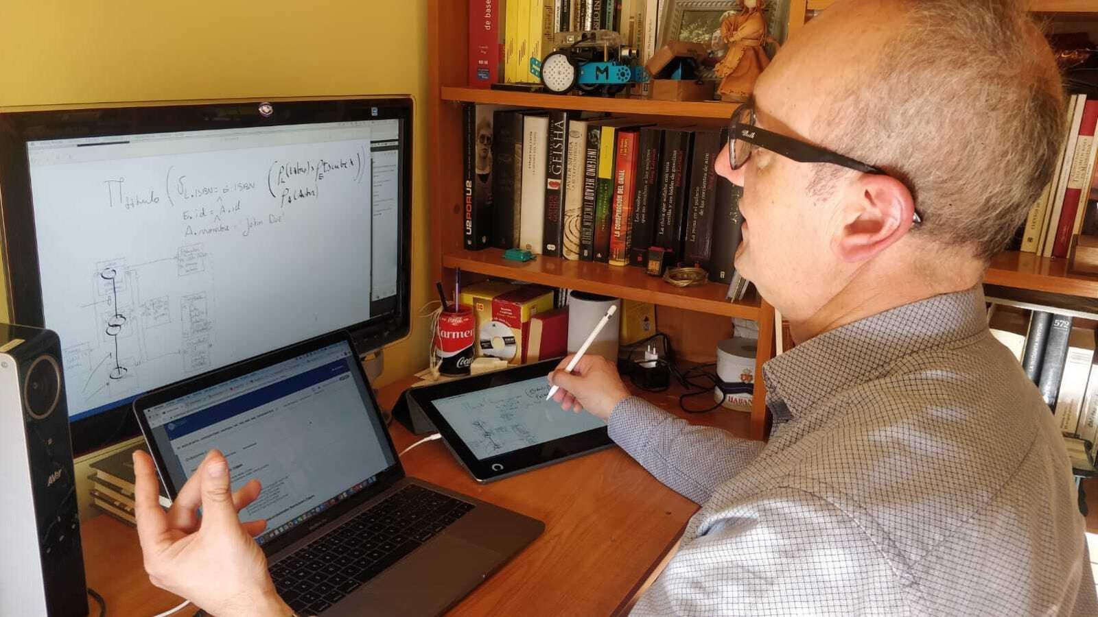 Manuel Torres Gil es profesor de Informática en la Universidad de Almería