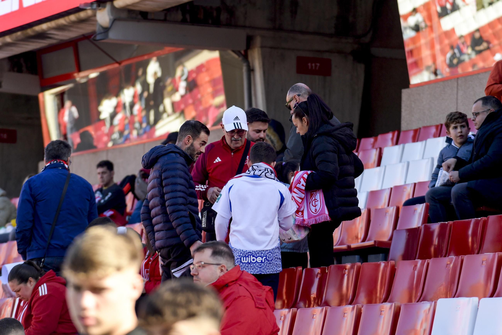Encuéntrate en la grada y en el recibimiento al Granada CF