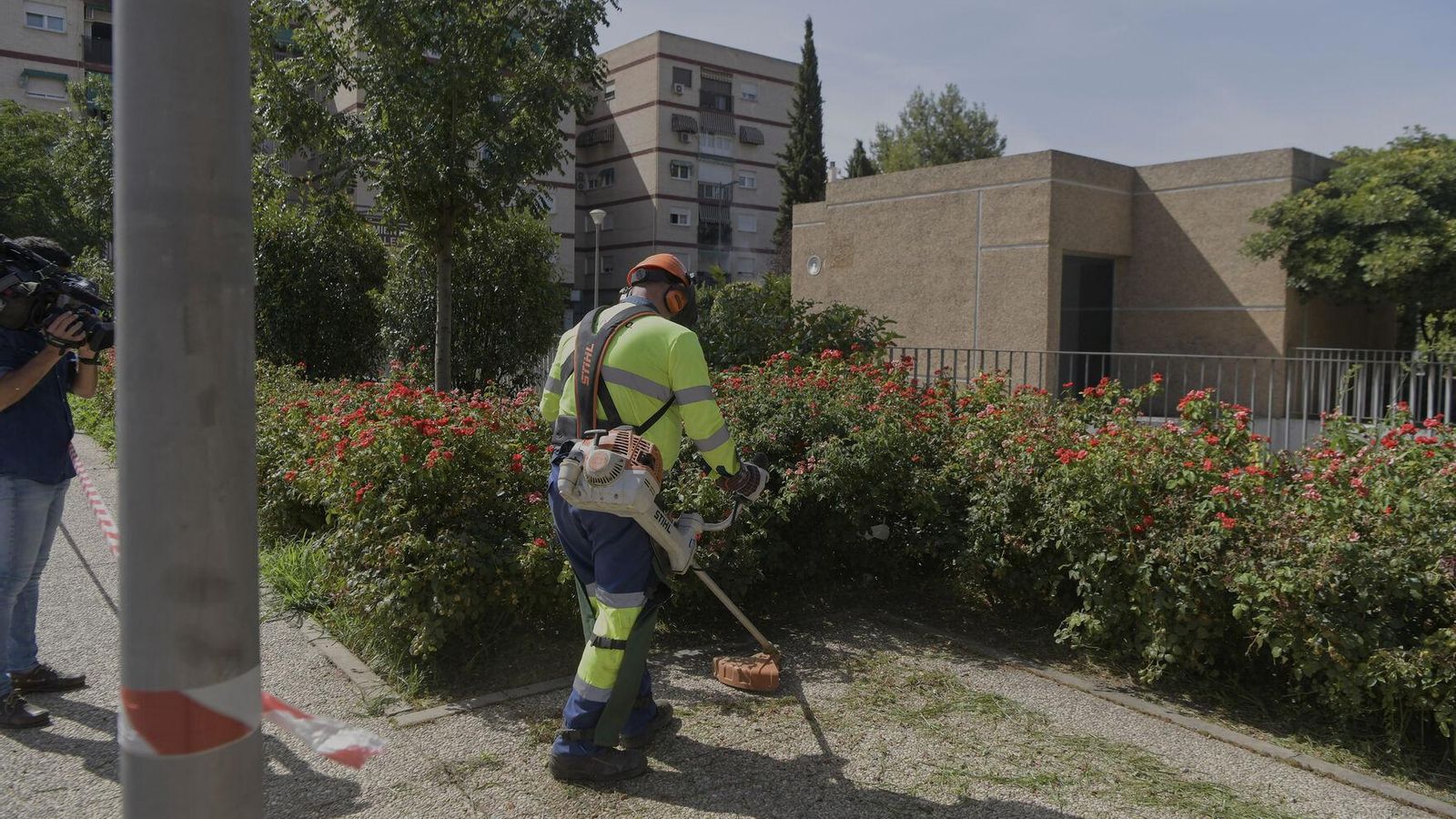 Se está aprovechando para limpieza de pintadas, recorte de setos y otras actuaciones.