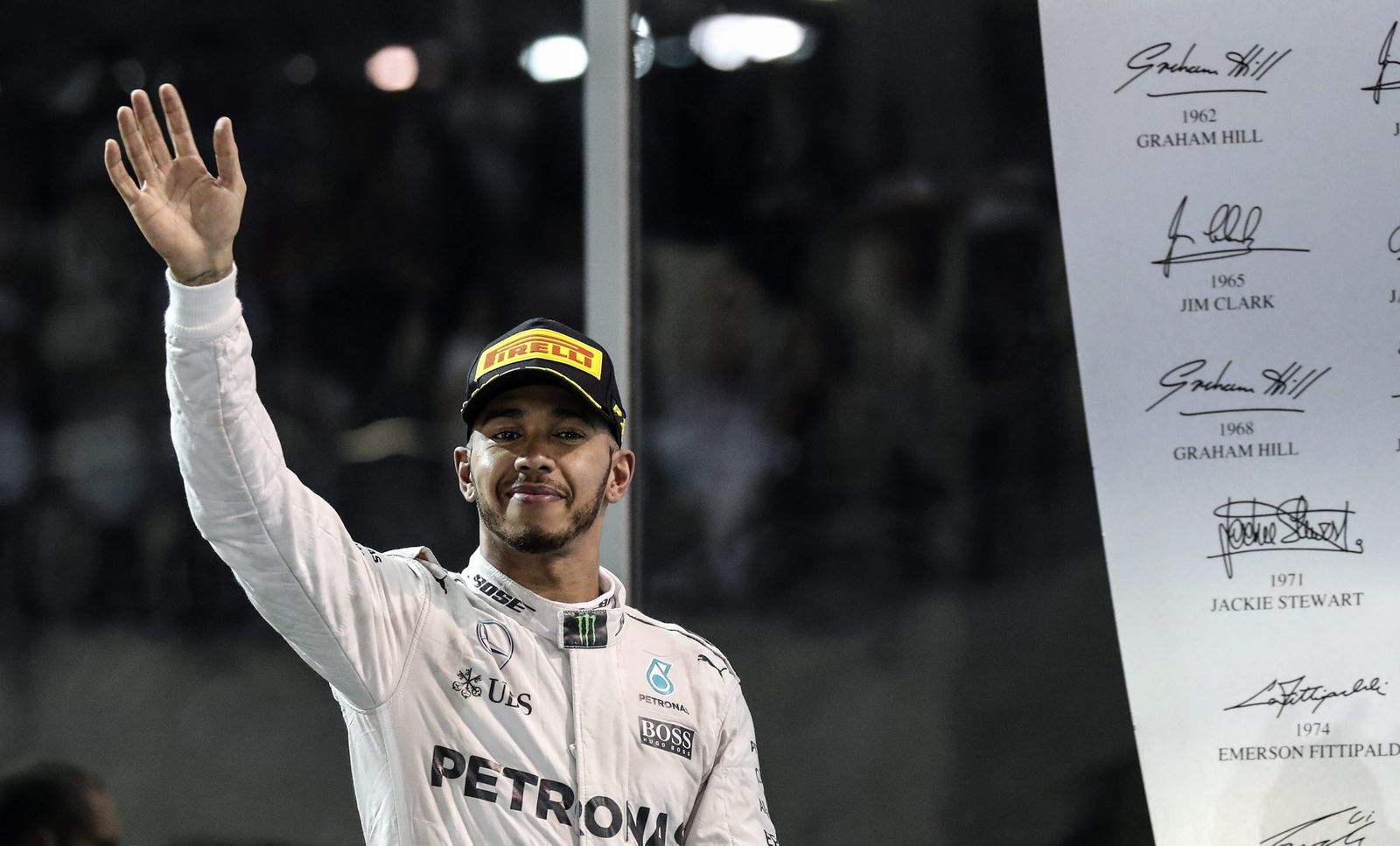 Hamilon saluda en el podi de Abu Dhabi.